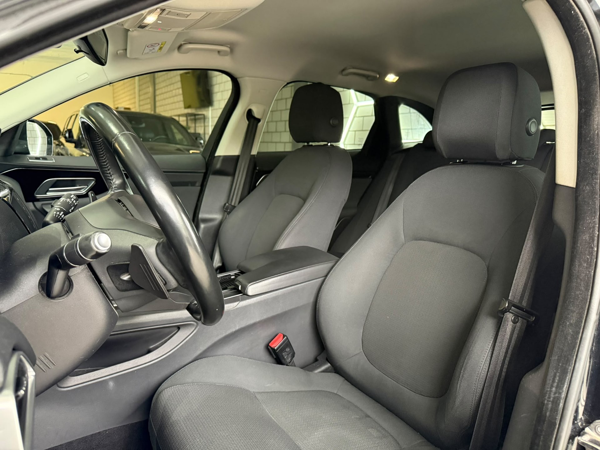 JAGUAR F-Pace 2.0d Pure AWD Automatik-image-10