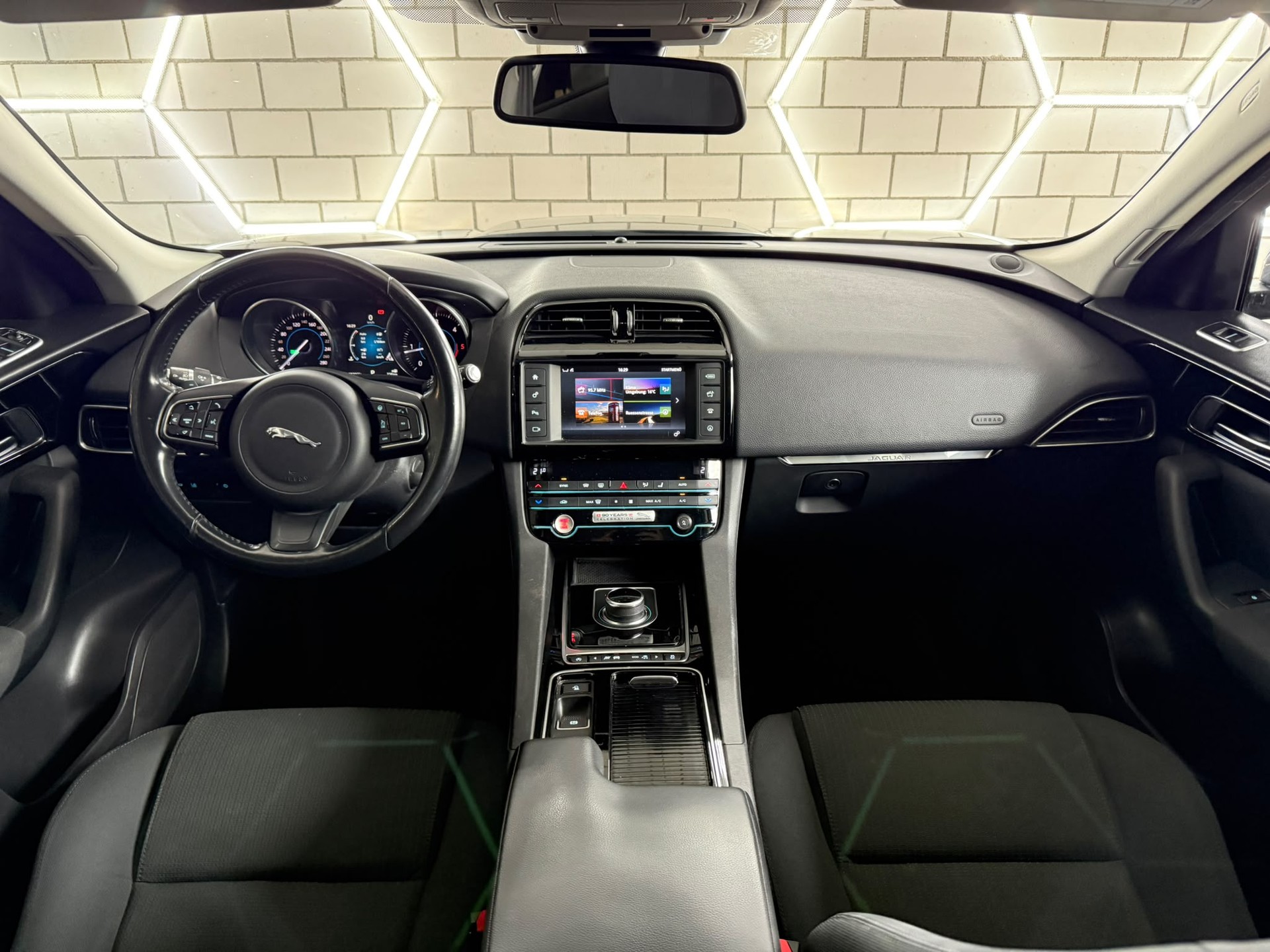 JAGUAR F-Pace 2.0d Pure AWD Automatik-image-7