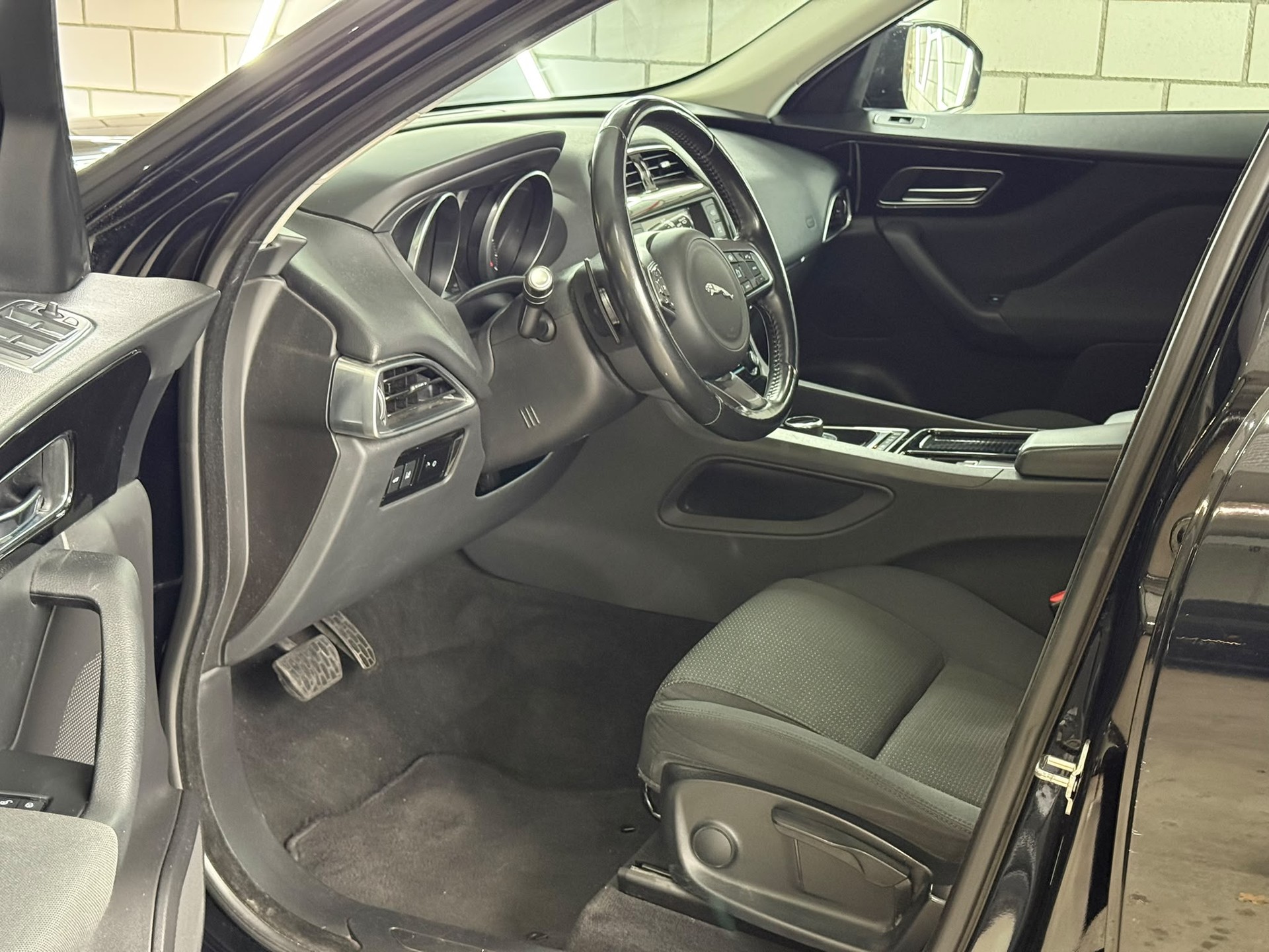 JAGUAR F-Pace 2.0d Pure AWD Automatik-image-4