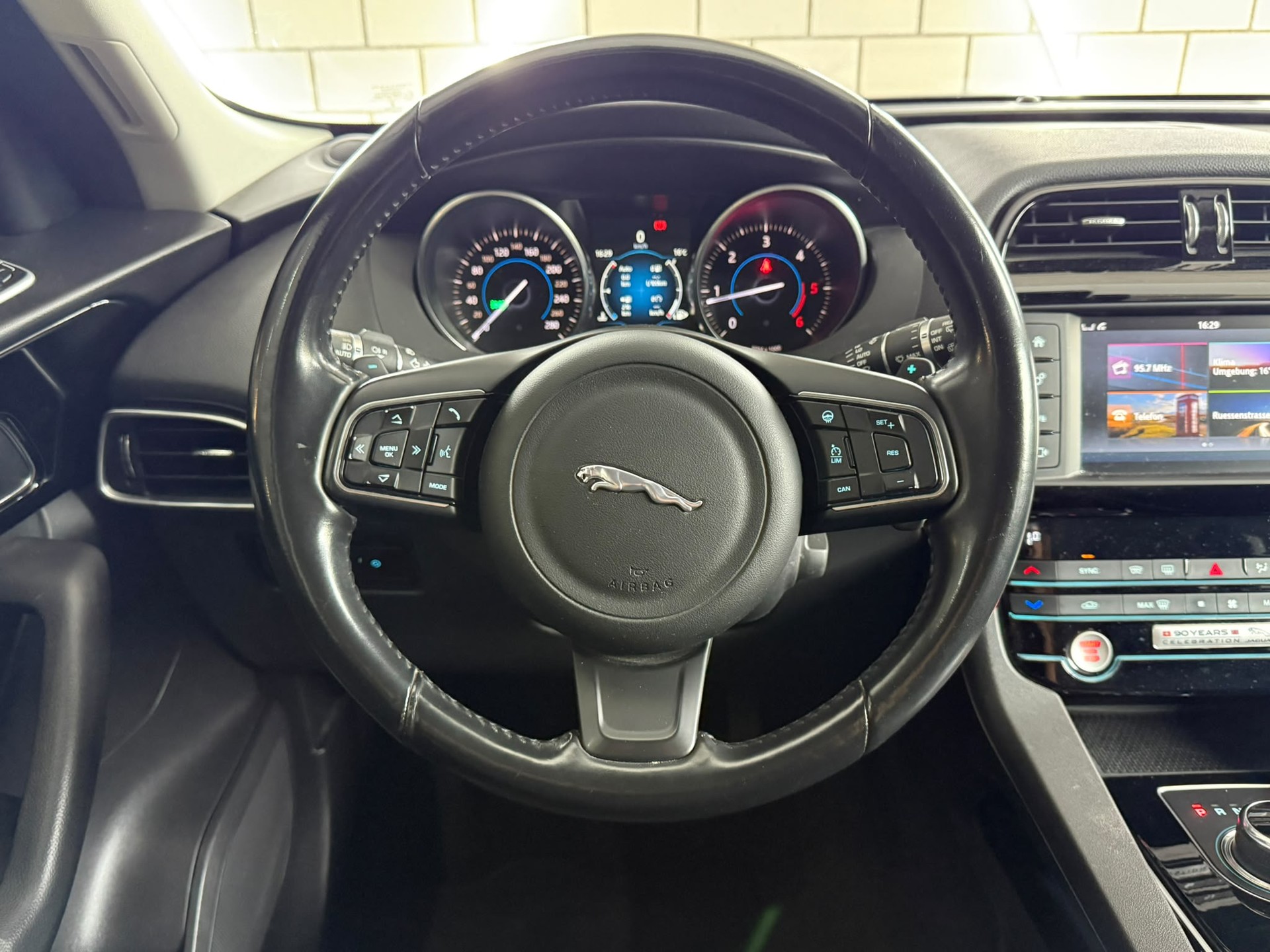 JAGUAR F-Pace 2.0d Pure AWD Automatik-image-8