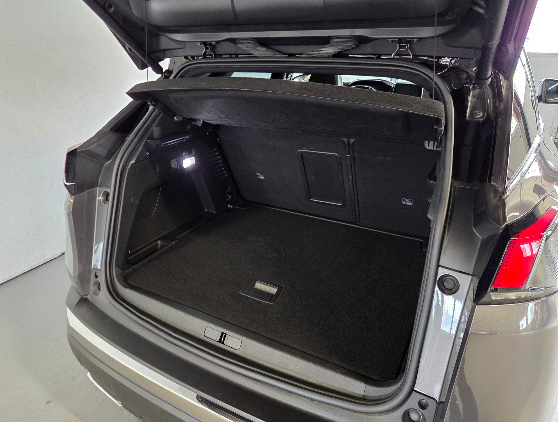 PEUGEOT 3008 1.6 THP Allure-image-23