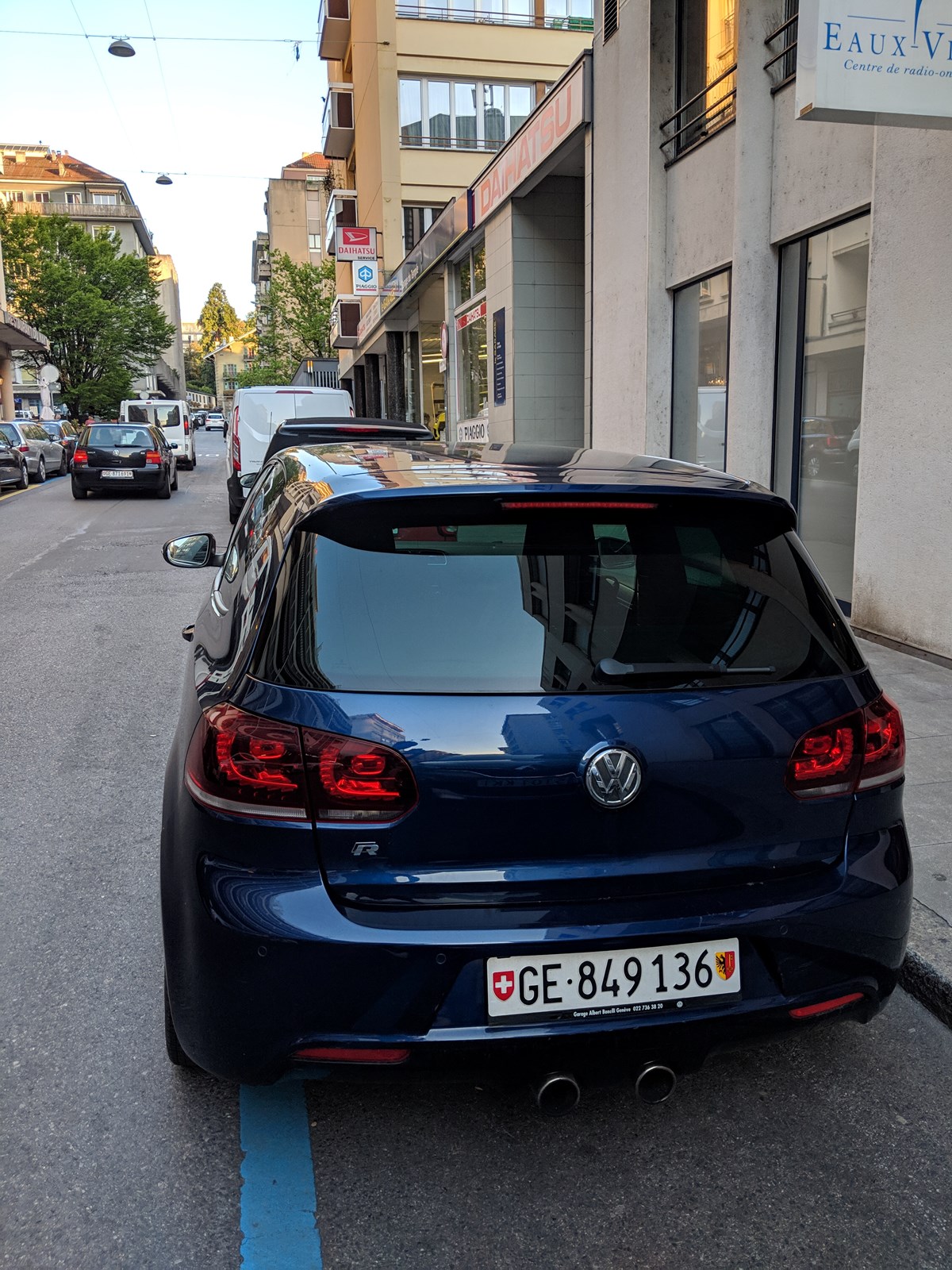 VW Golf 2.0 TSI R Team 4Motion-image-1