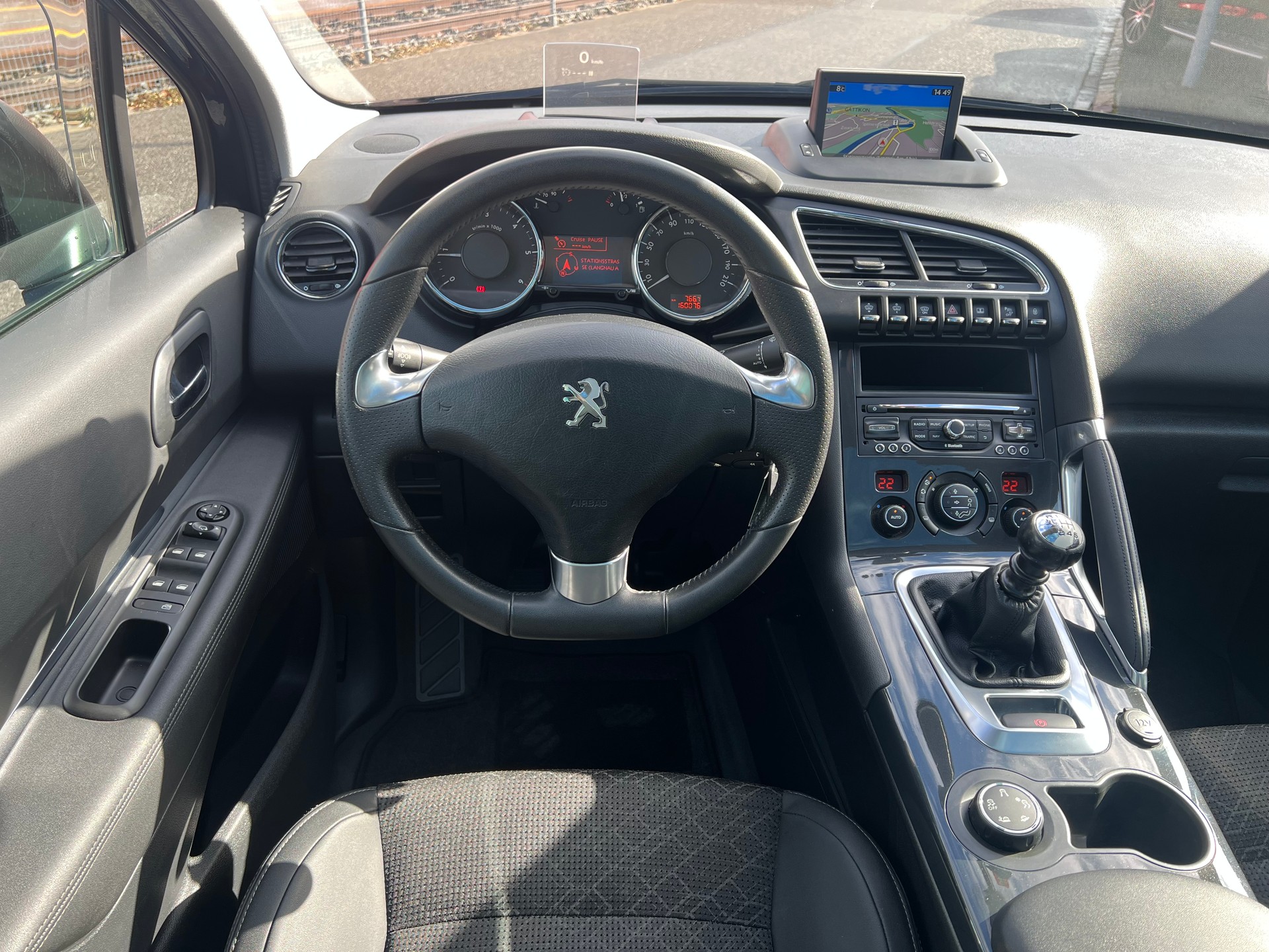 PEUGEOT 3008 2.0 Blue HDI Allure-image-15