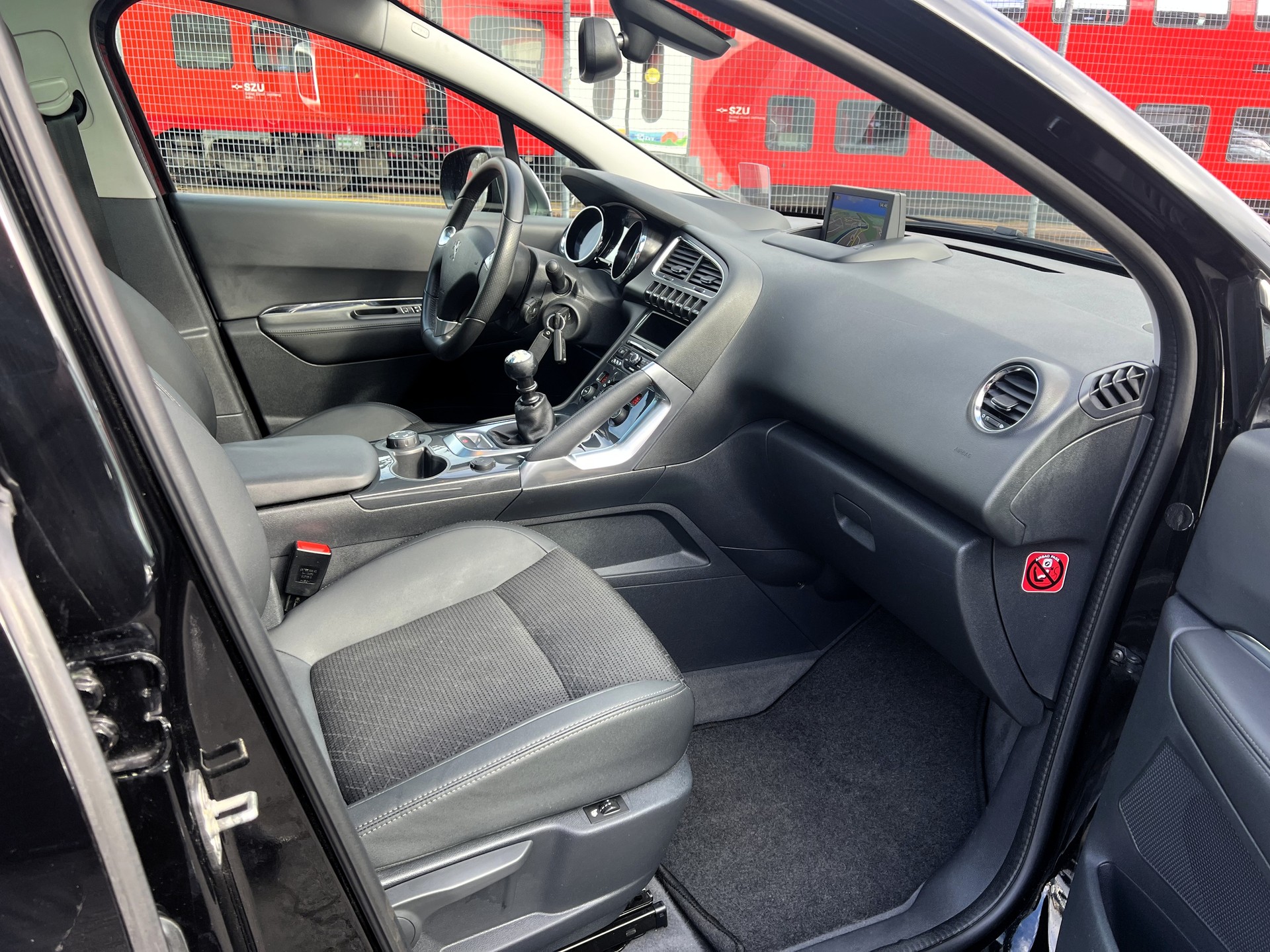 PEUGEOT 3008 2.0 Blue HDI Allure-image-10