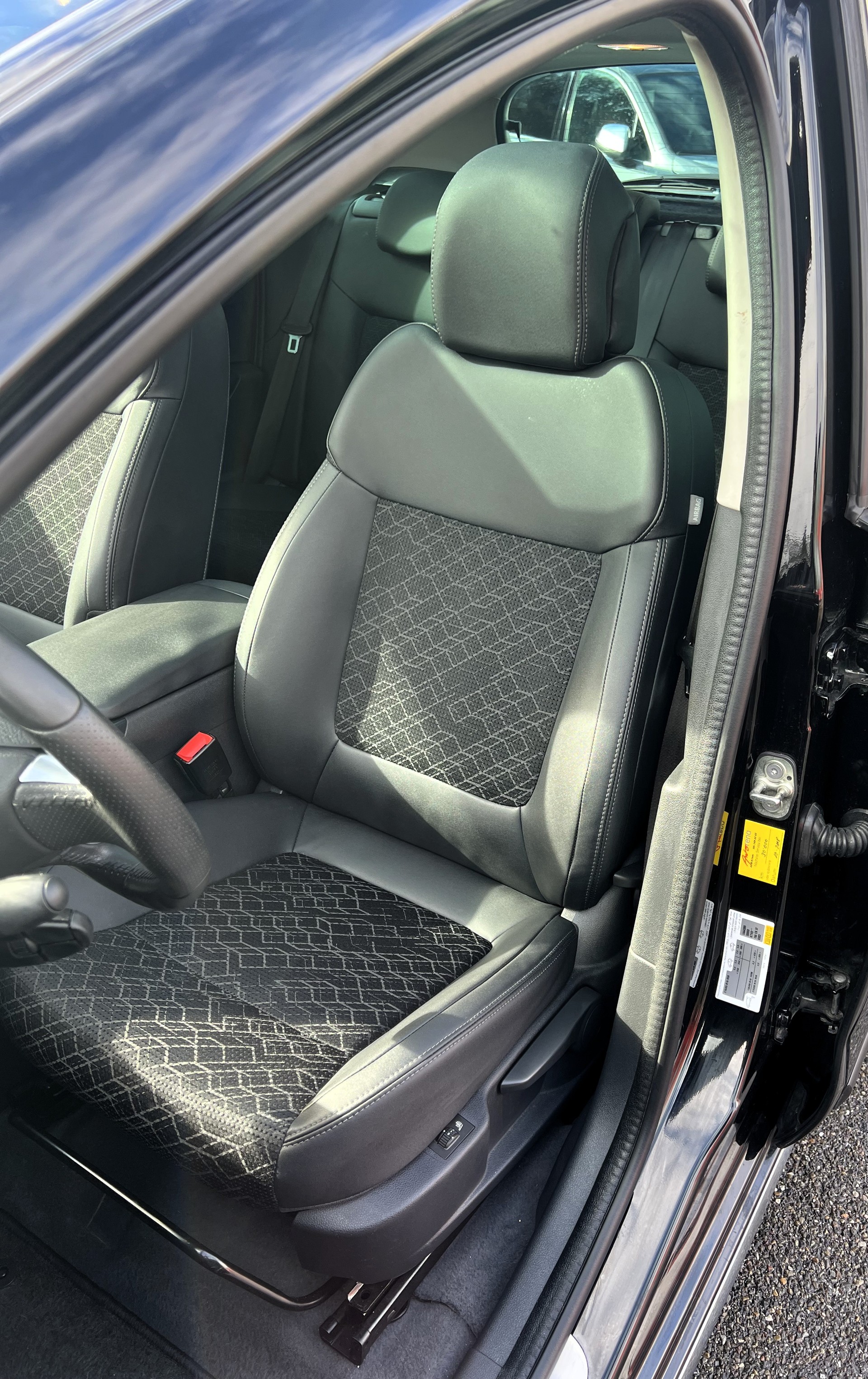 PEUGEOT 3008 2.0 Blue HDI Allure-image-12