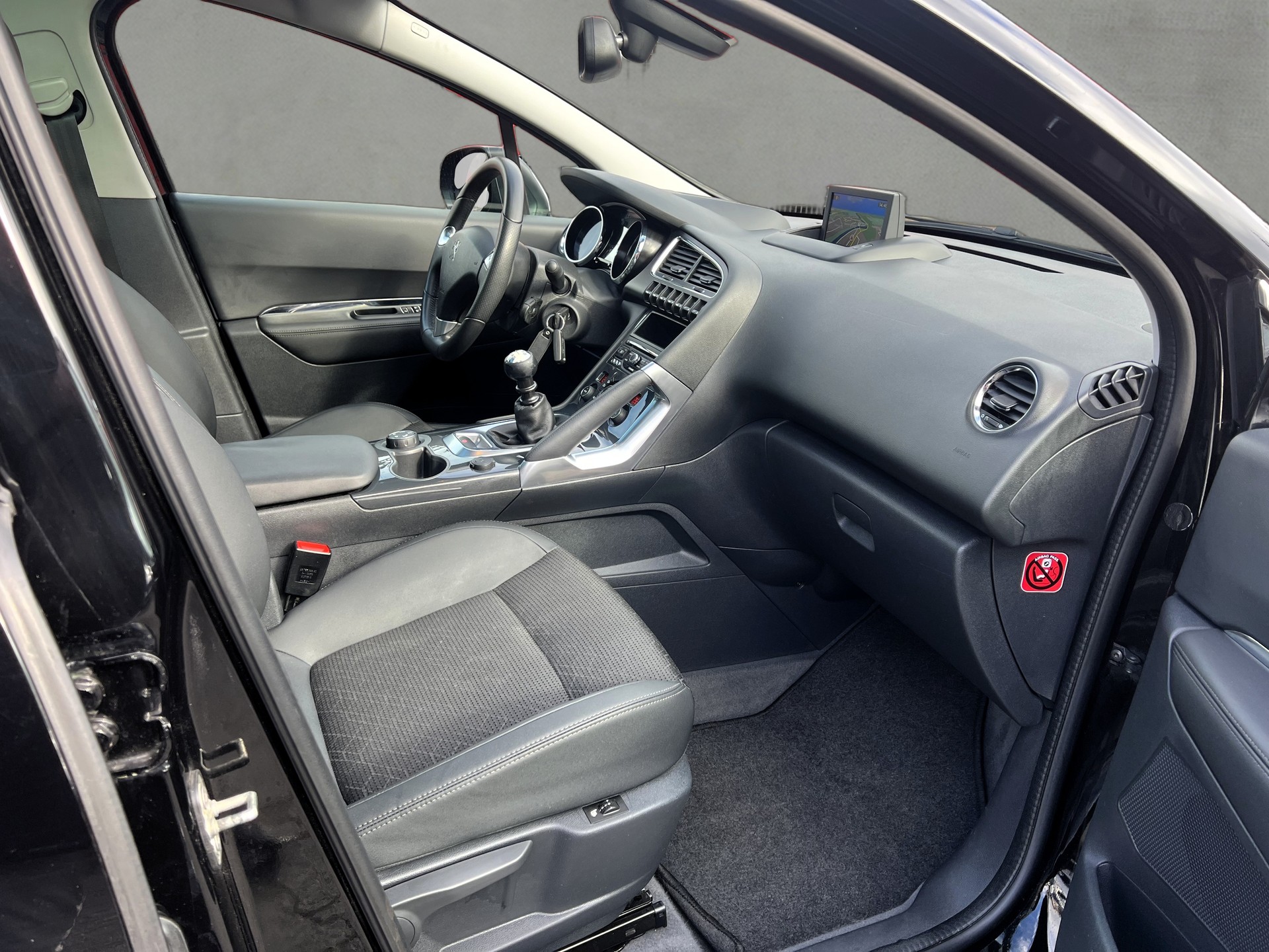 PEUGEOT 3008 2.0 Blue HDI Allure-image-10