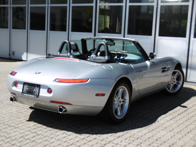 BMW Z8 Roadster-showroom-element-2