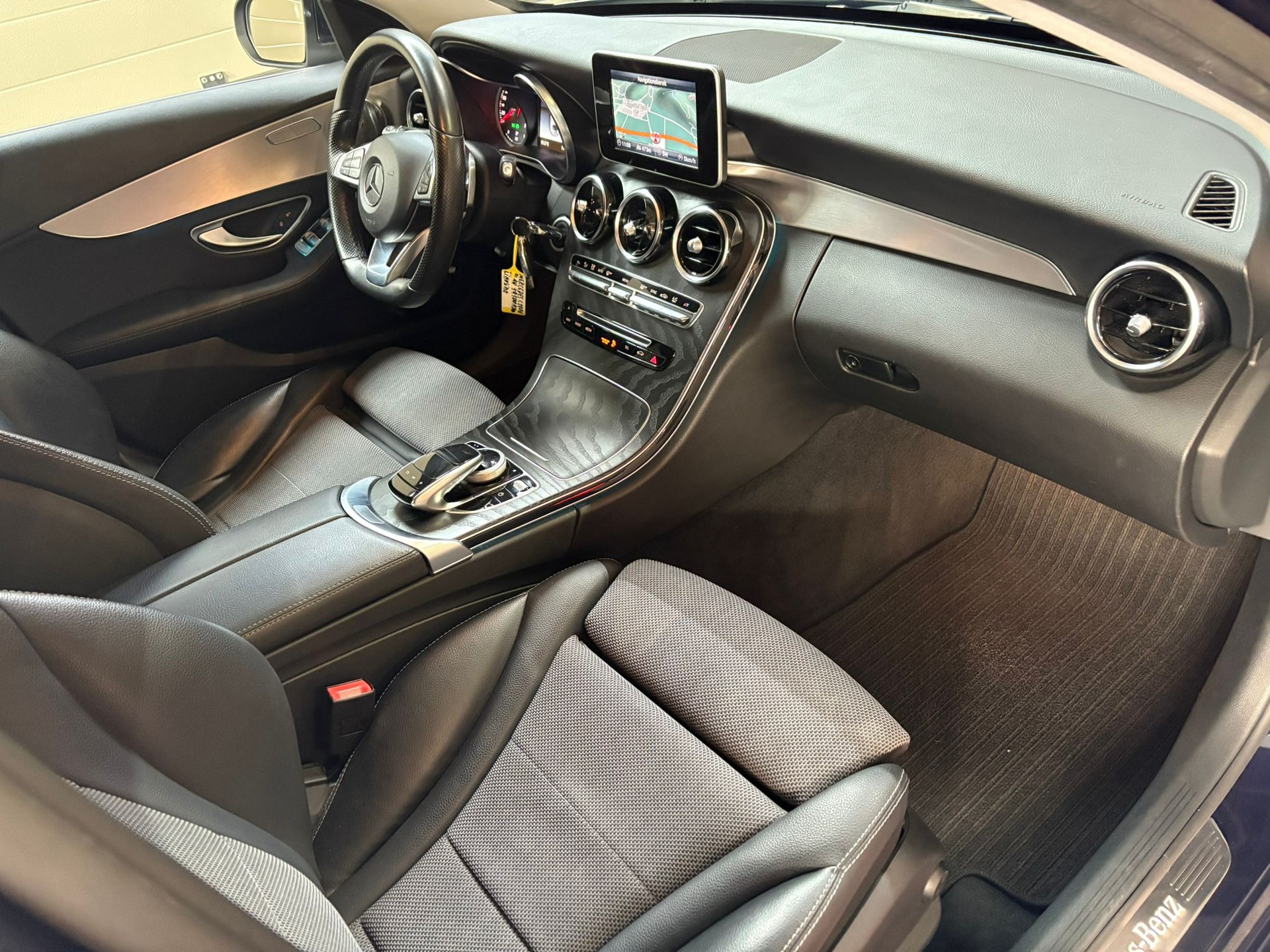 MERCEDES-BENZ C 220 d AMG Line 9G-Tronic-image-10