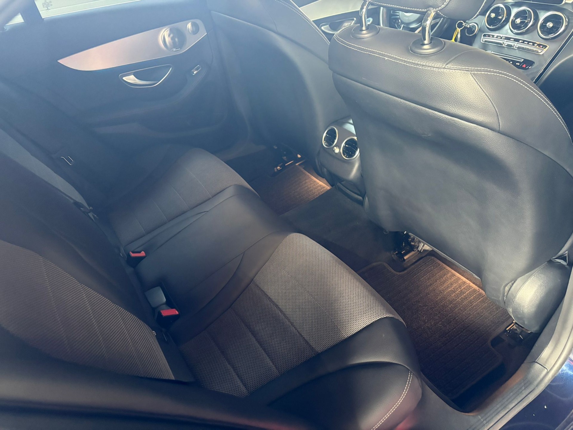 MERCEDES-BENZ C 220 d AMG Line 9G-Tronic-image-24