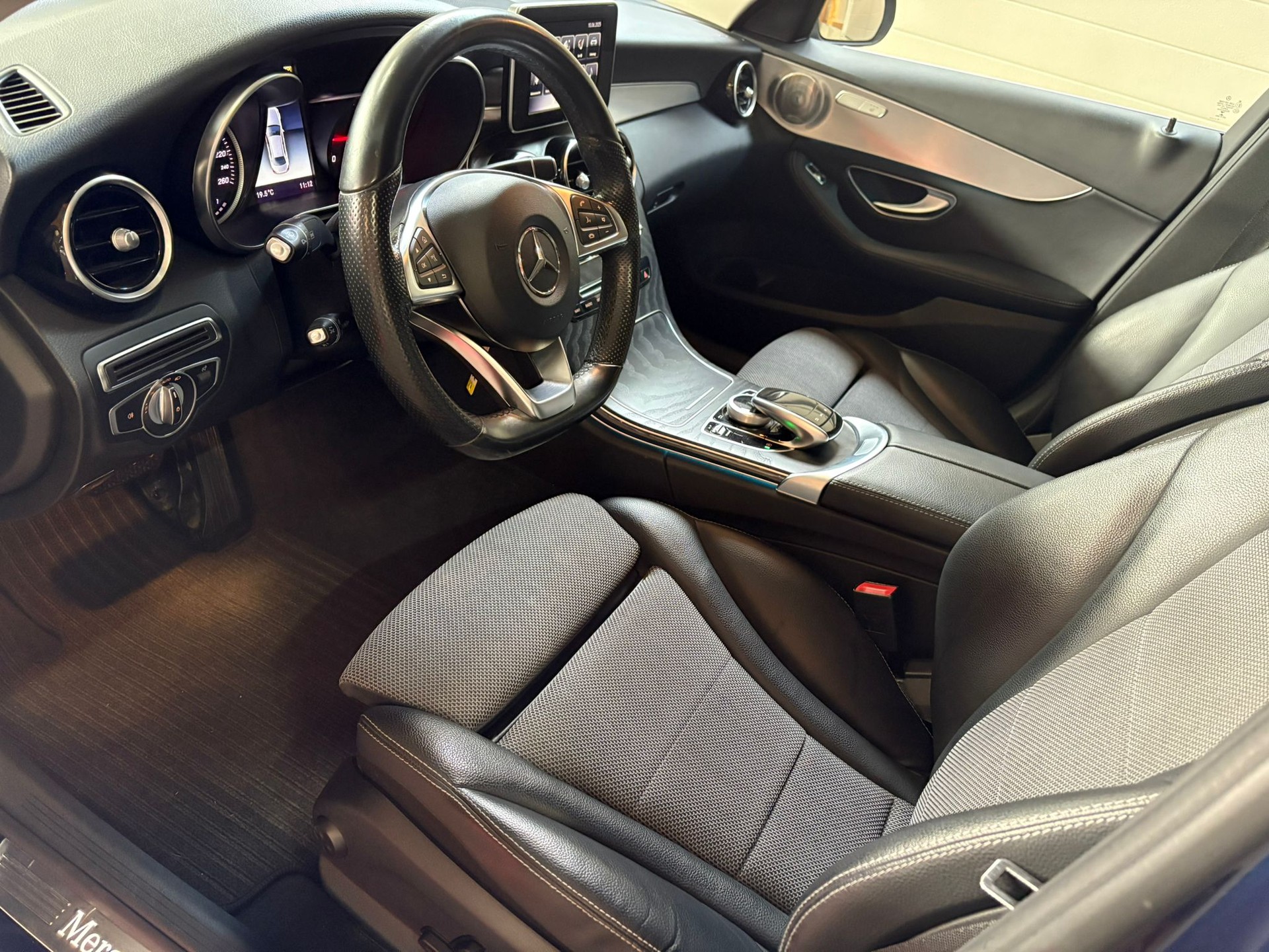 MERCEDES-BENZ C 220 d AMG Line 9G-Tronic-image-11
