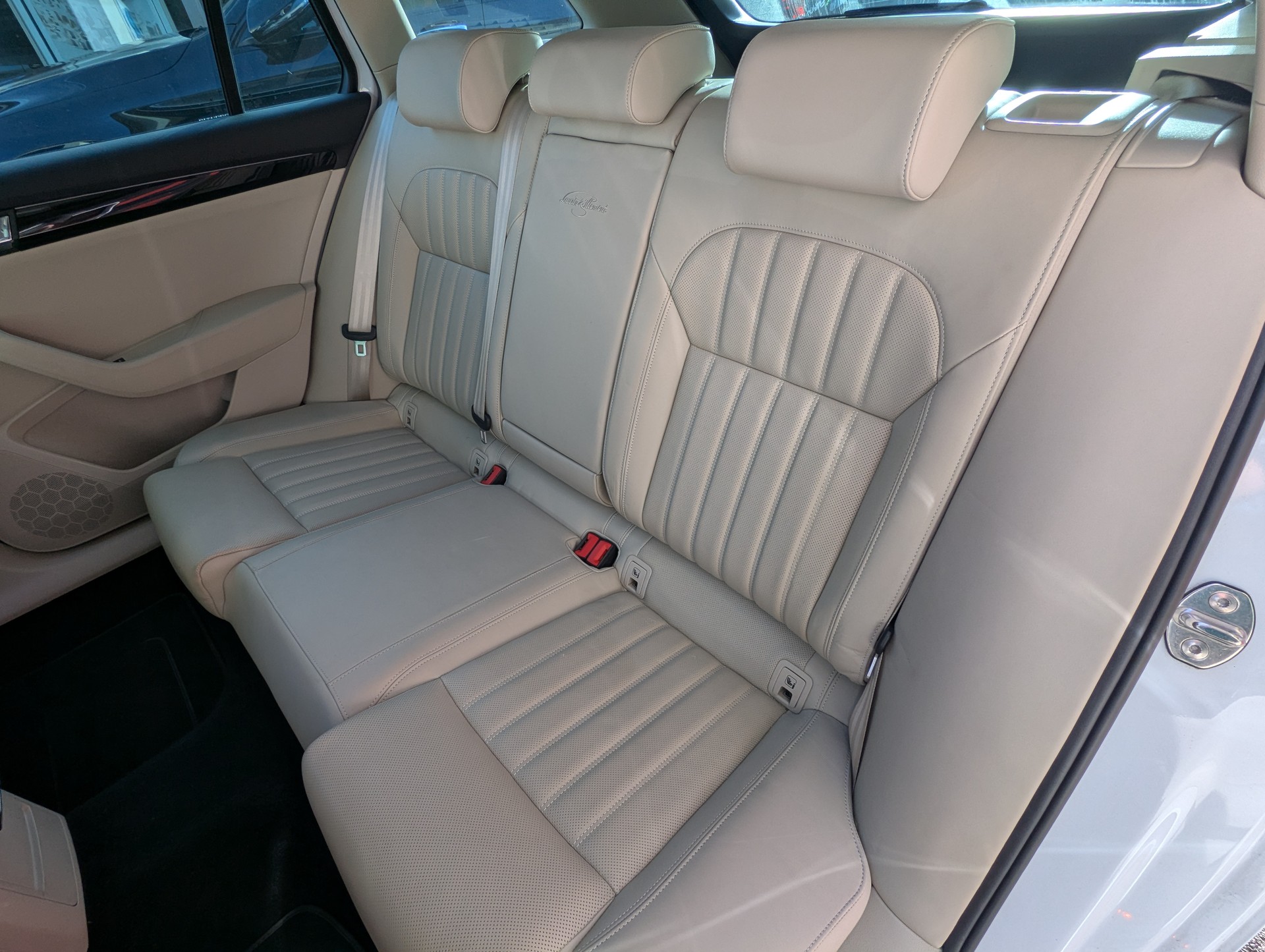 SKODA Superb Combi 2.0 TDi L&K 4x4 DSG-image-9
