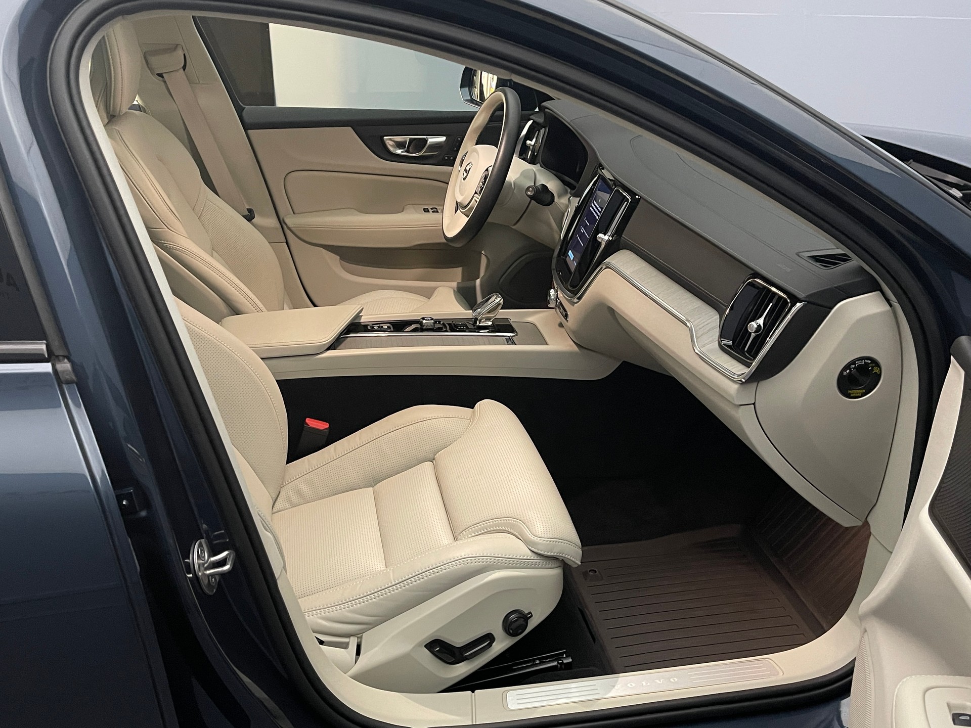 VOLVO V60 Cross Country 2.0 B5 Ultimate AWD-image-13