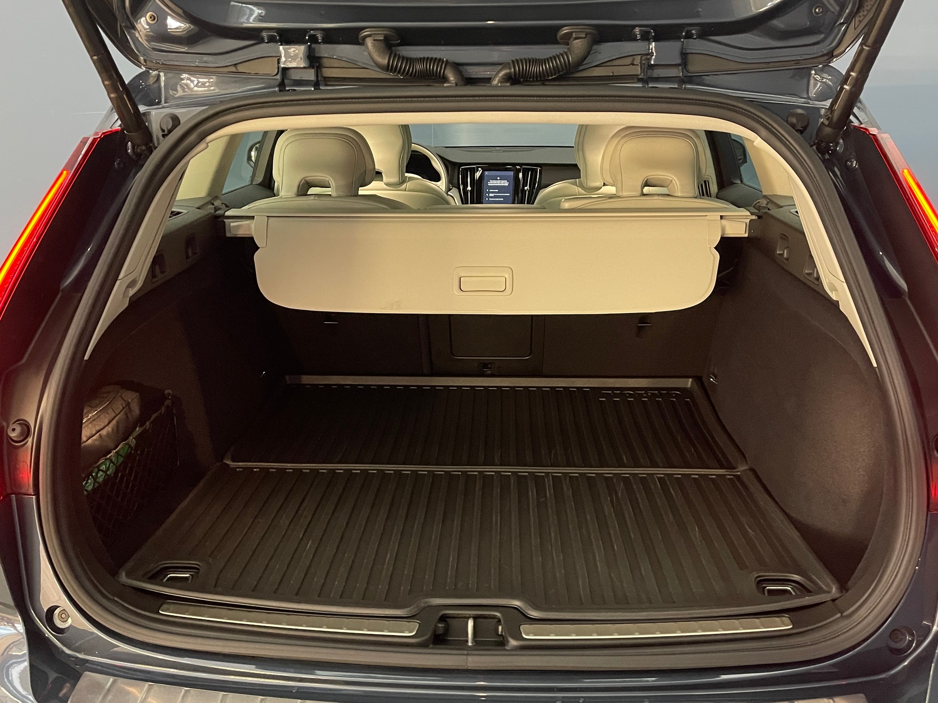 VOLVO V60 Cross Country 2.0 B5 Ultimate AWD-image-12