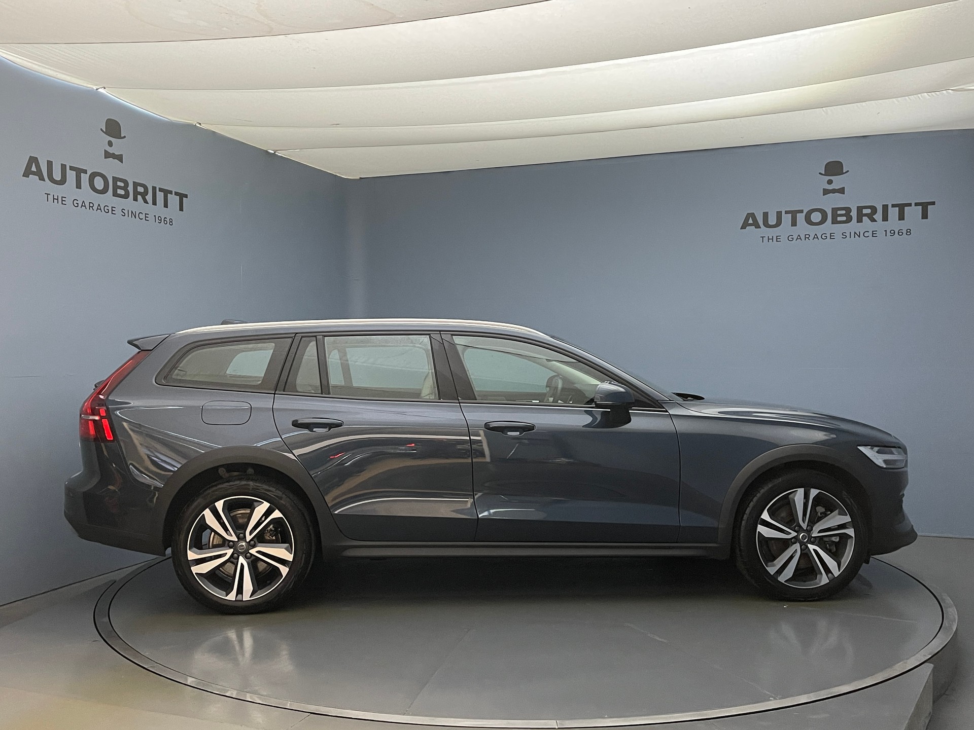 VOLVO V60 Cross Country 2.0 B5 Ultimate AWD-image-3