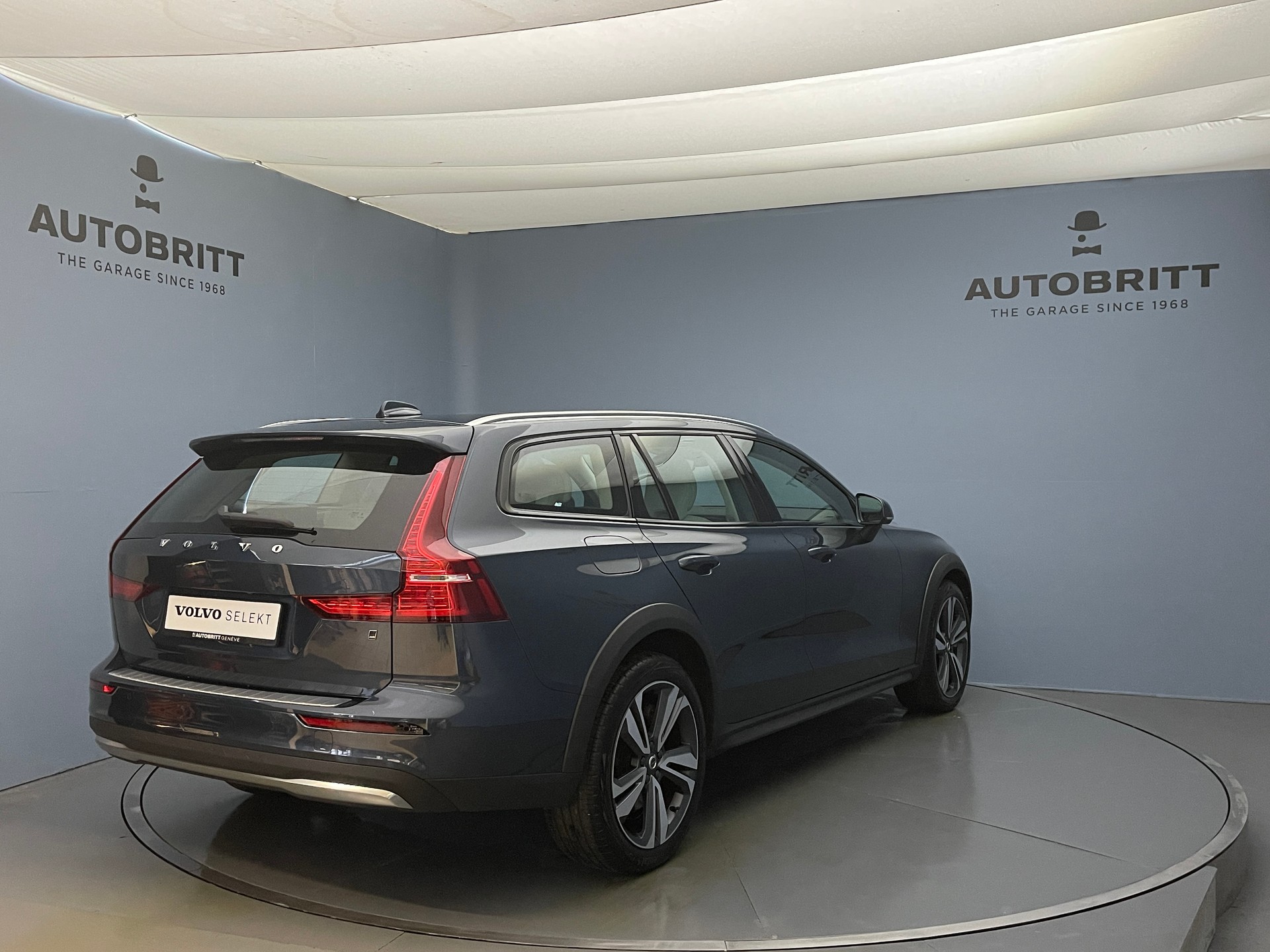 VOLVO V60 Cross Country 2.0 B5 Ultimate AWD-image-2