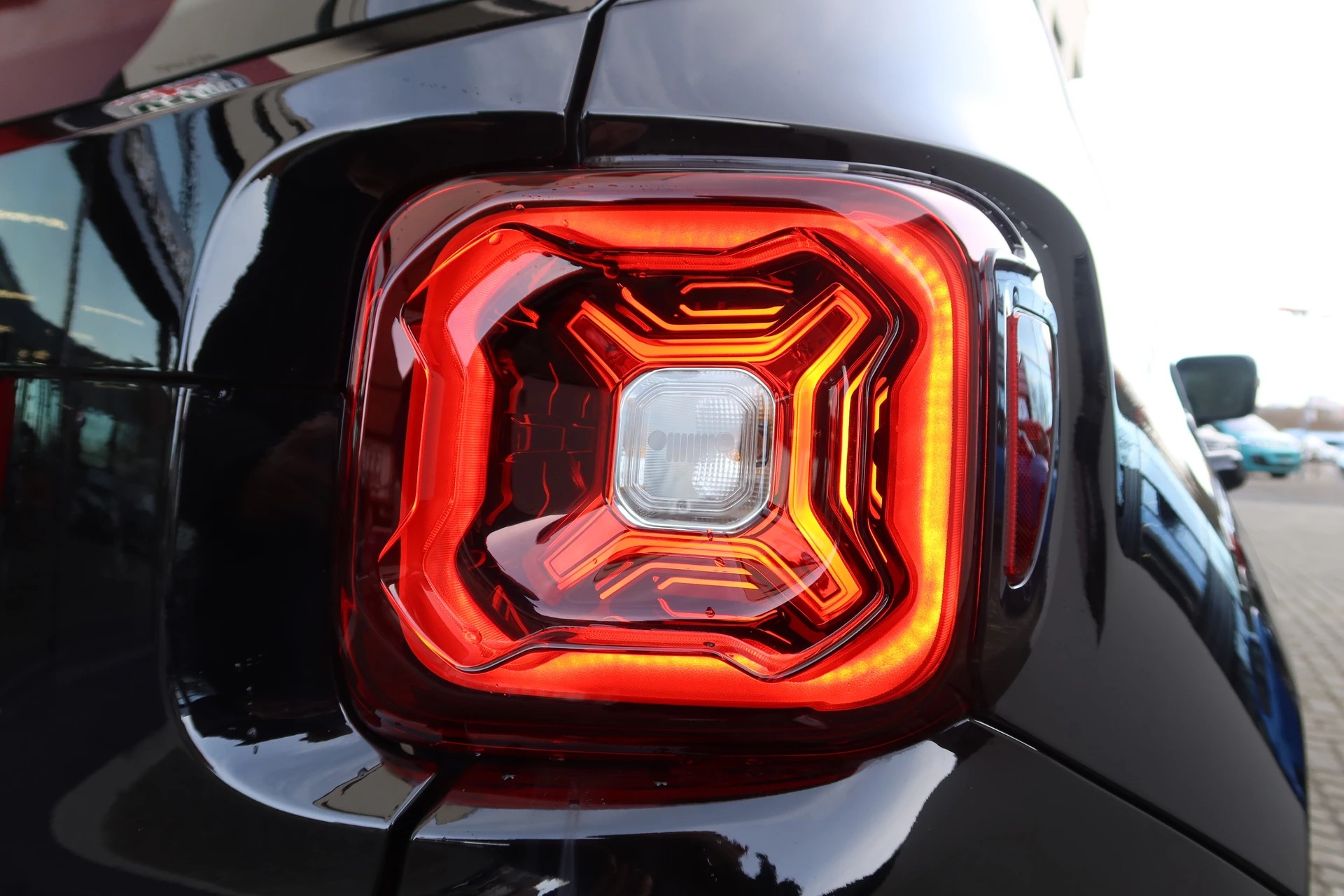 JEEP Renegade 1.5MHEV SwissLimited Plus-image-7