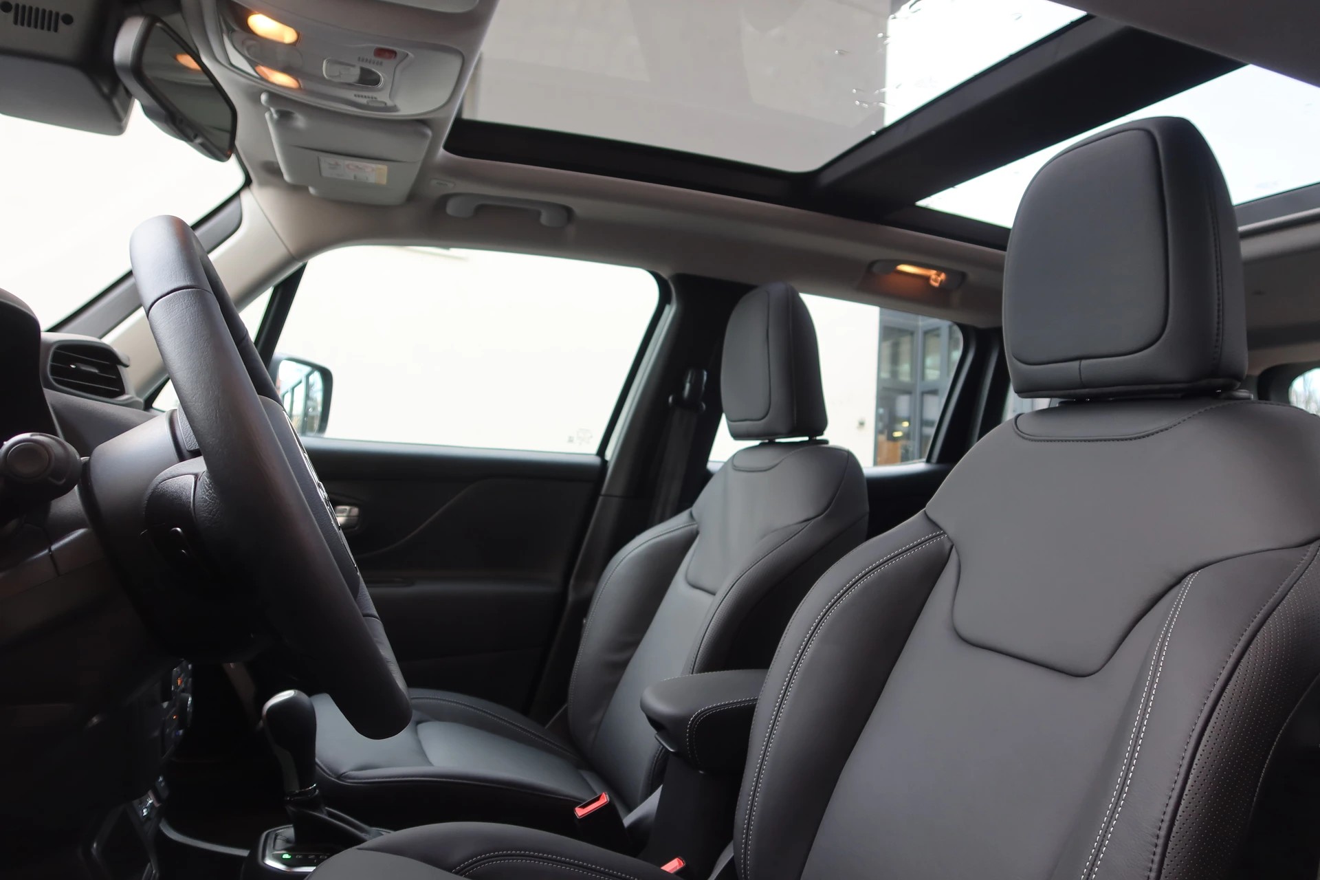 JEEP Renegade 1.5MHEV SwissLimited Plus-image-10