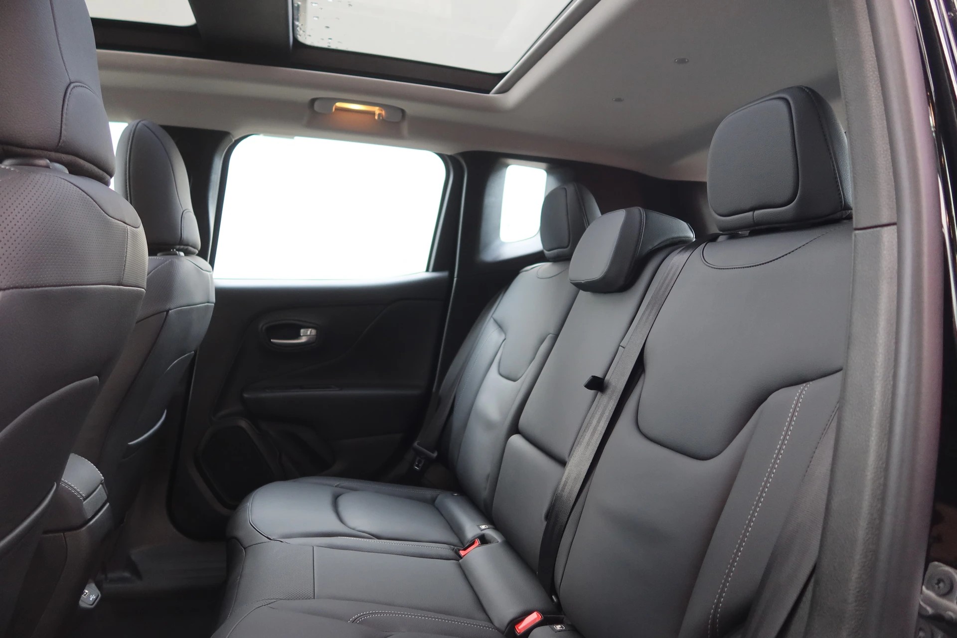 JEEP Renegade 1.5MHEV SwissLimited Plus-image-11