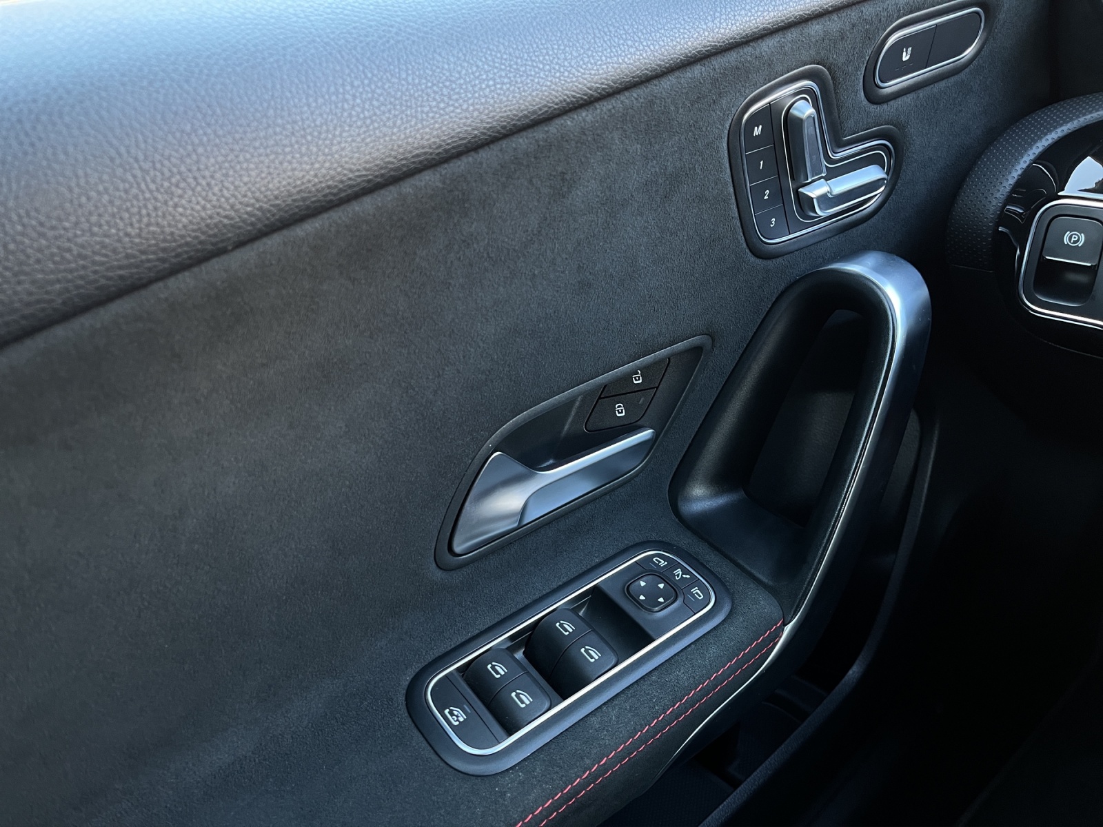 MERCEDES-BENZ A 250 4Matic AMG Line 4Matic 7G-DCT-image-14