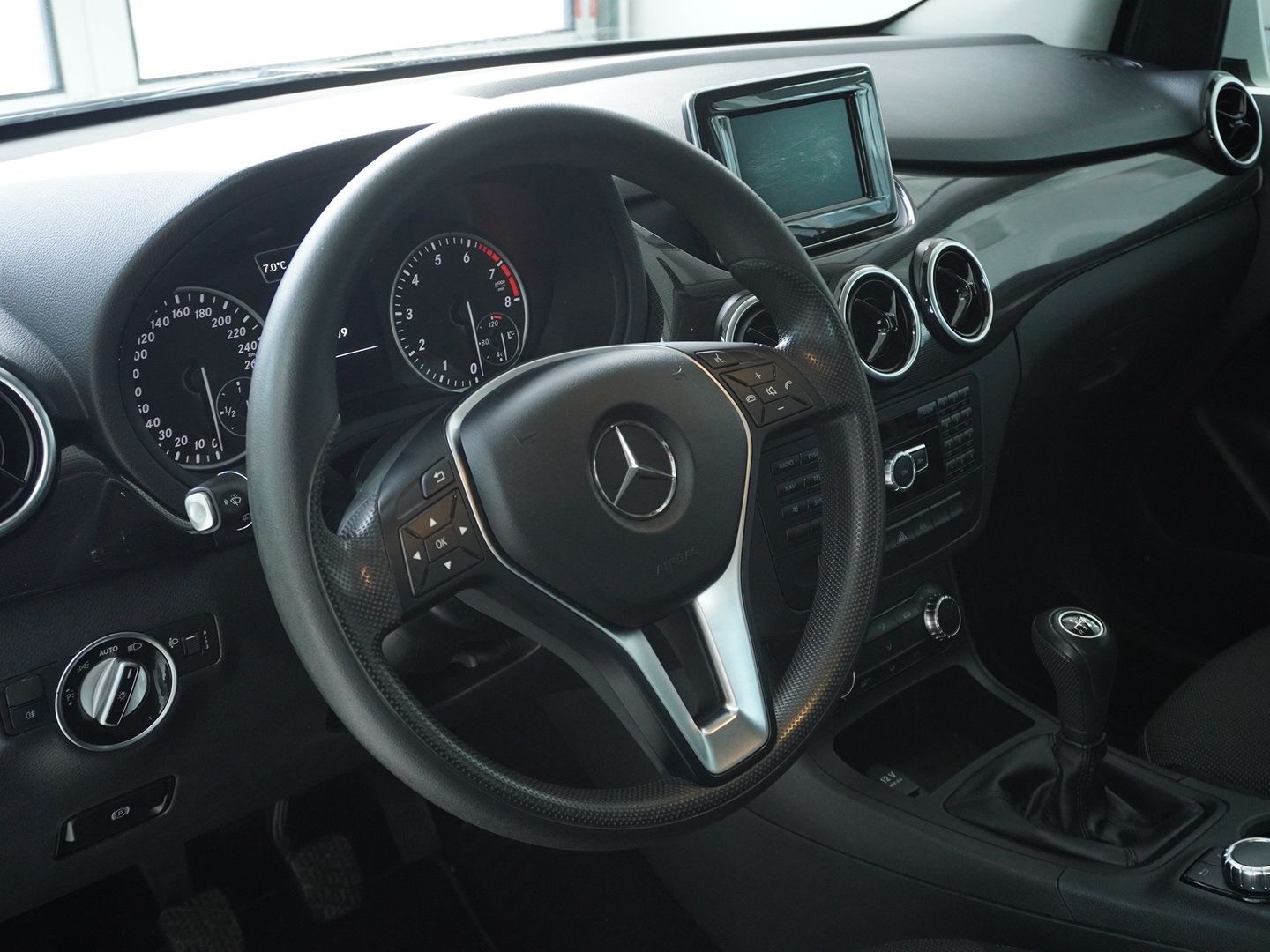 MERCEDES-BENZ B 180-image-2