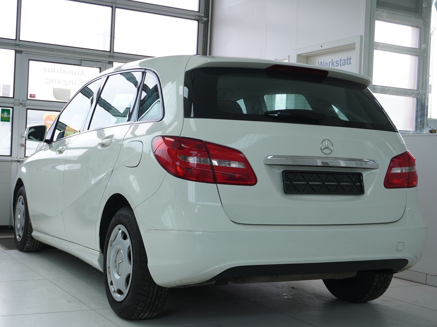 MERCEDES-BENZ B 180-image-1