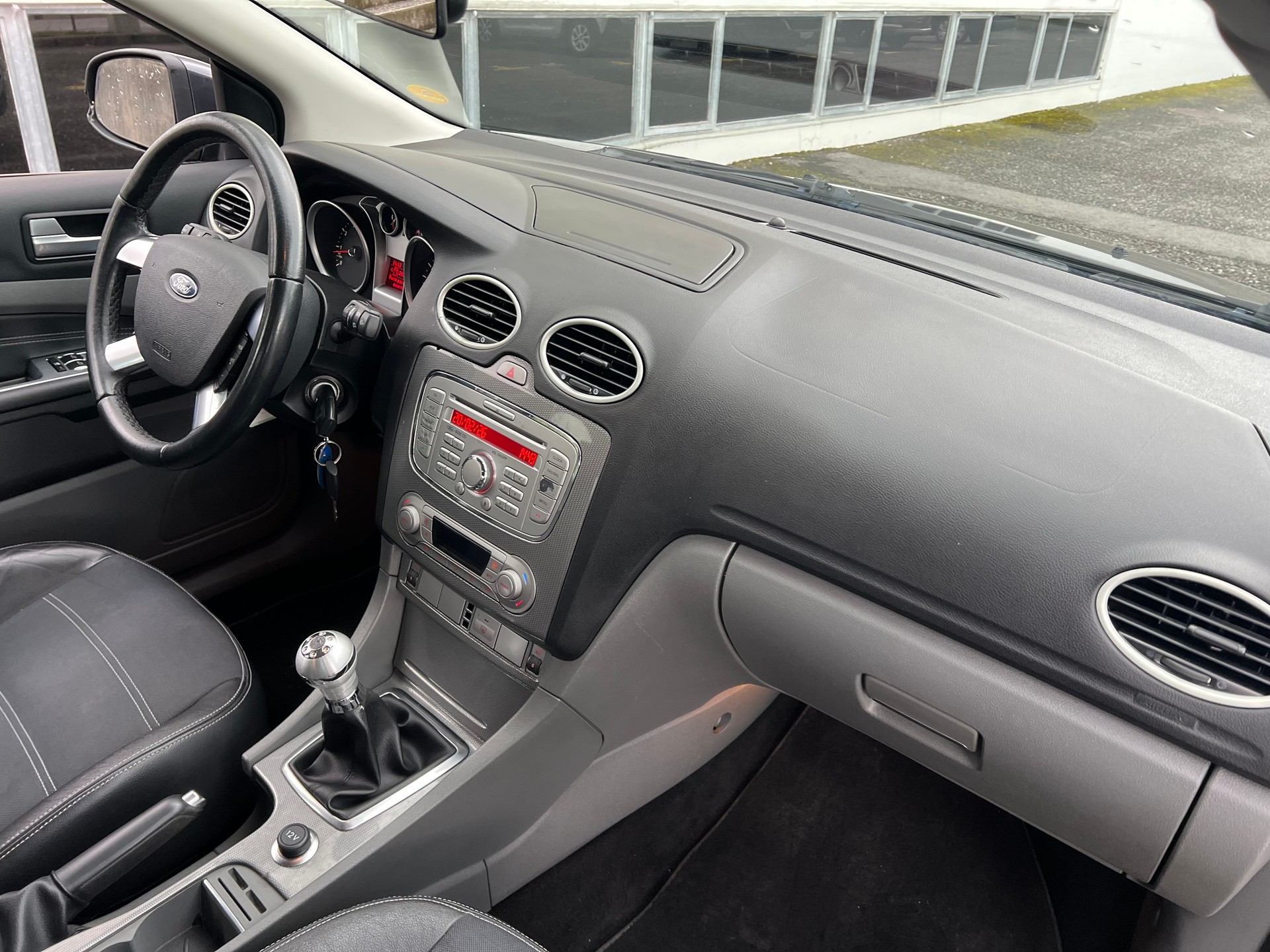 FORD Focus 2.0i Titanium-image-4