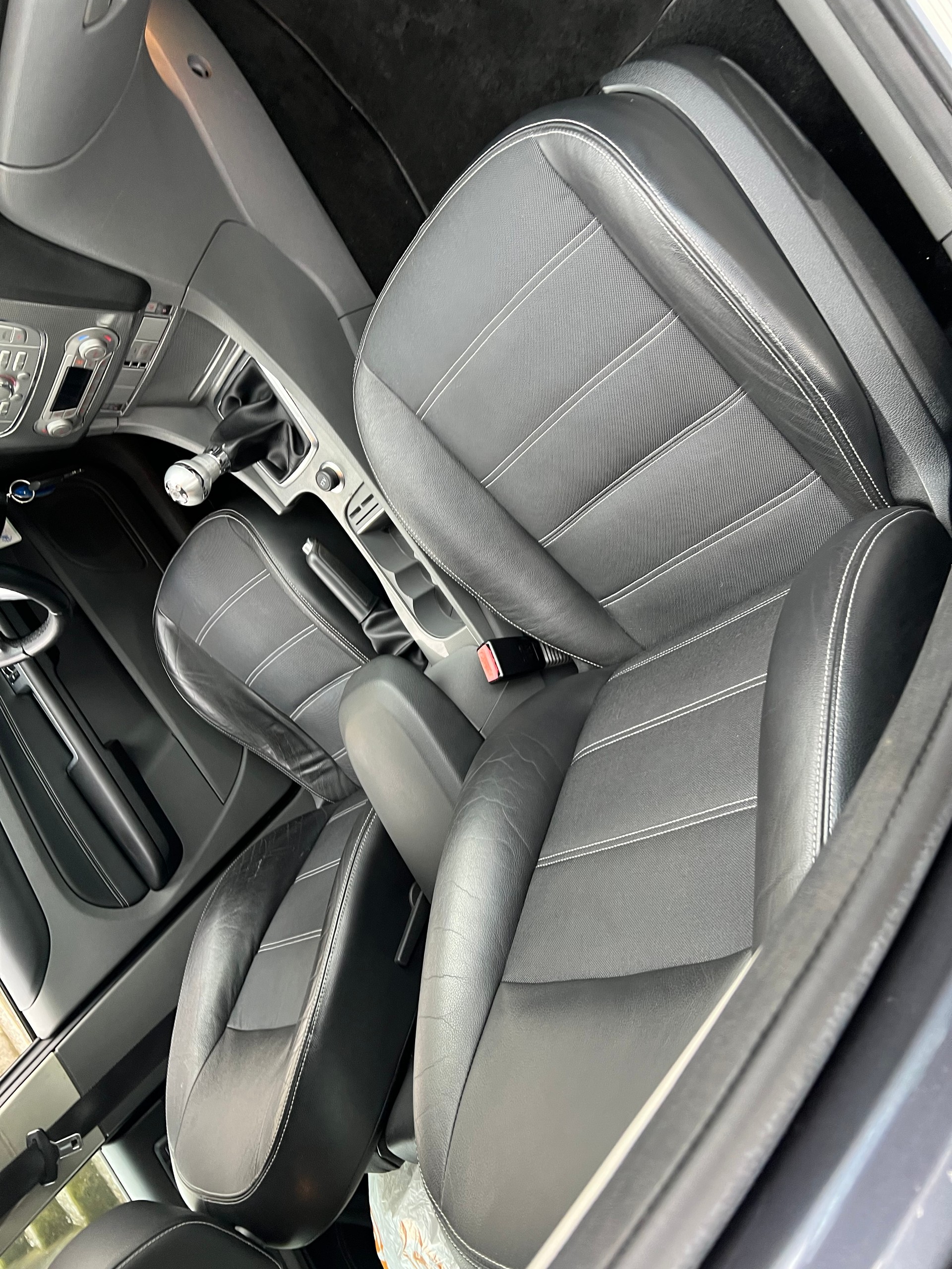 FORD Focus 2.0i Titanium-image-3