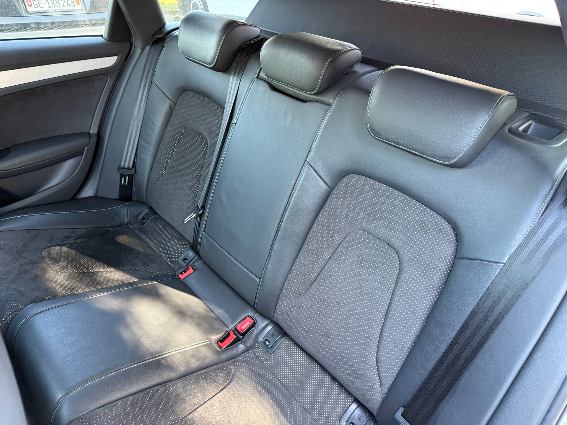 AUDI A4 Avant 2.0 TDI S-Line quattro S-tronic-image-12