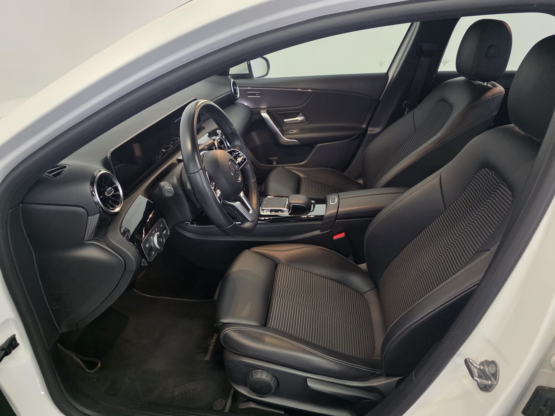 MERCEDES-BENZ A 220 Progressive 7G-DCT 4Matic-image-15