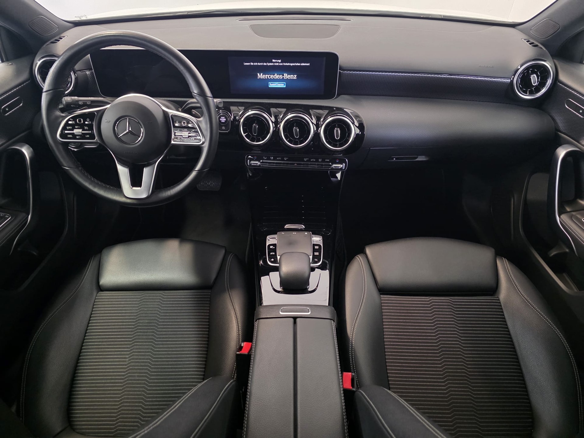 MERCEDES-BENZ A 220 Progressive 7G-DCT 4Matic-image-12