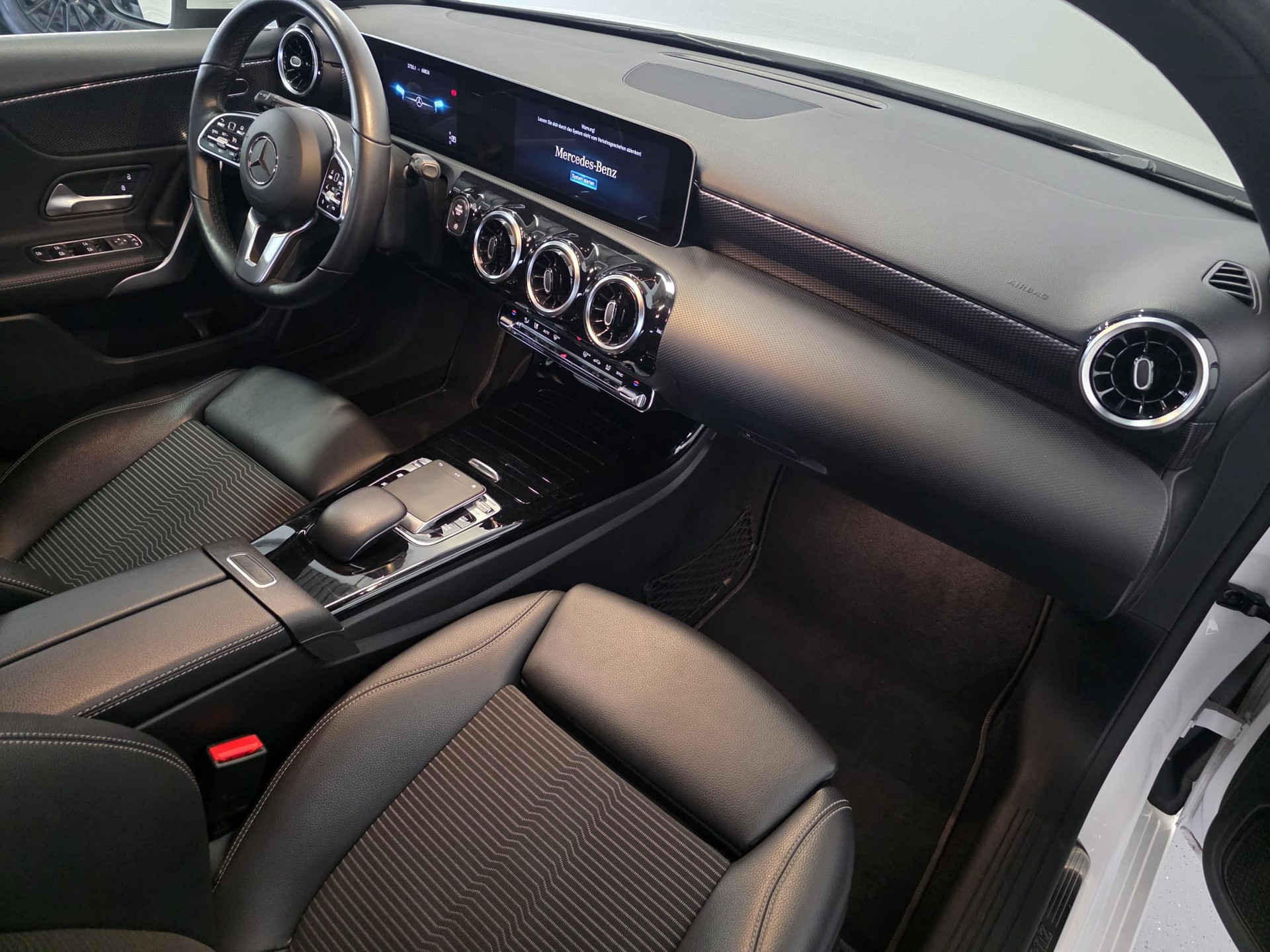 MERCEDES-BENZ A 220 Progressive 7G-DCT 4Matic-image-14