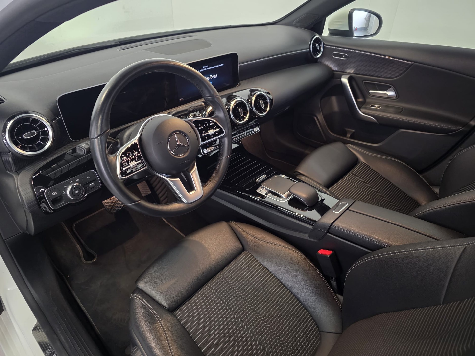 MERCEDES-BENZ A 220 Progressive 7G-DCT 4Matic-image-13