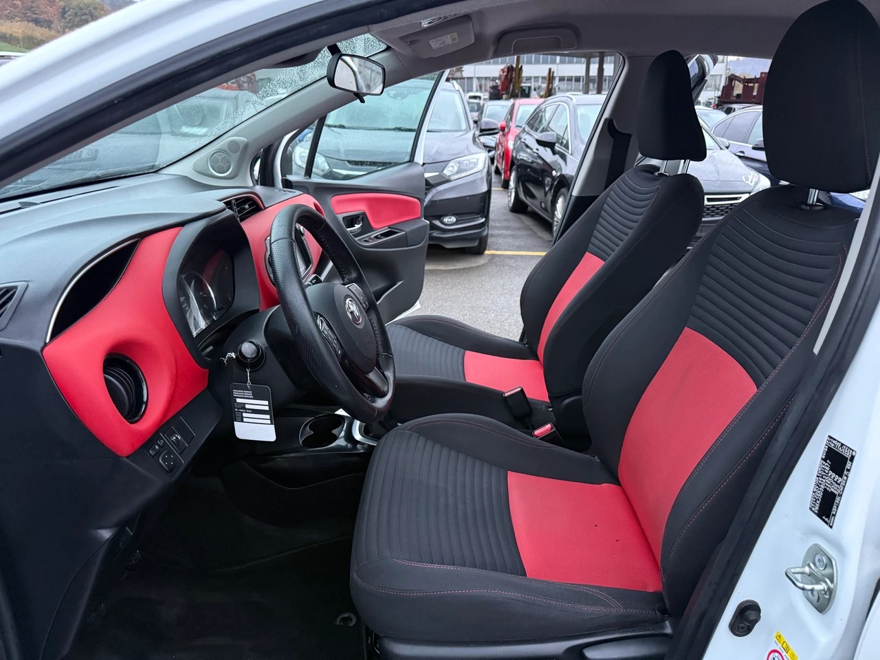TOYOTA Yaris 1.33 Luna-image-6