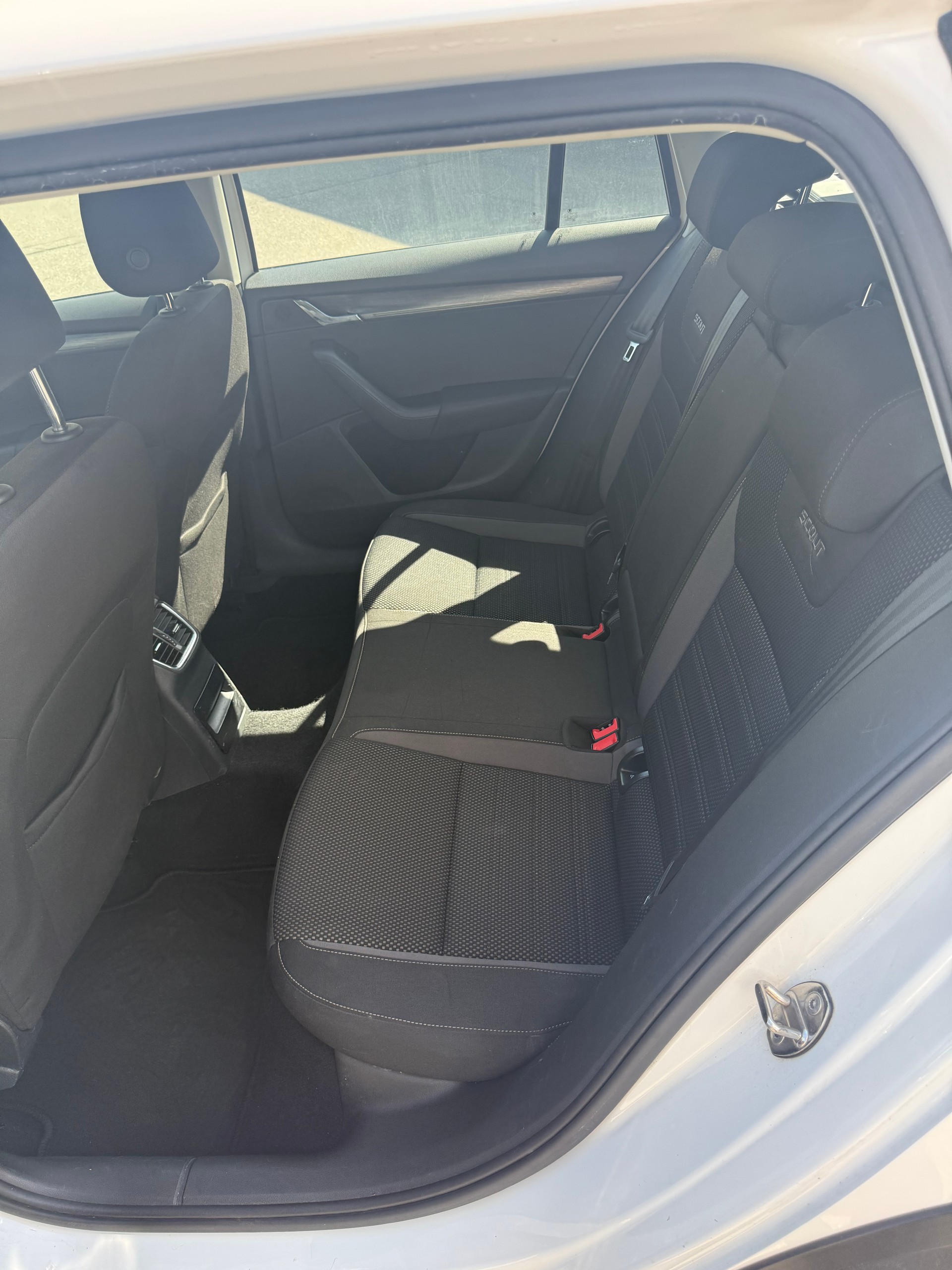 SKODA Octavia Combi 2.0 TDI Scout 4x4-image-6