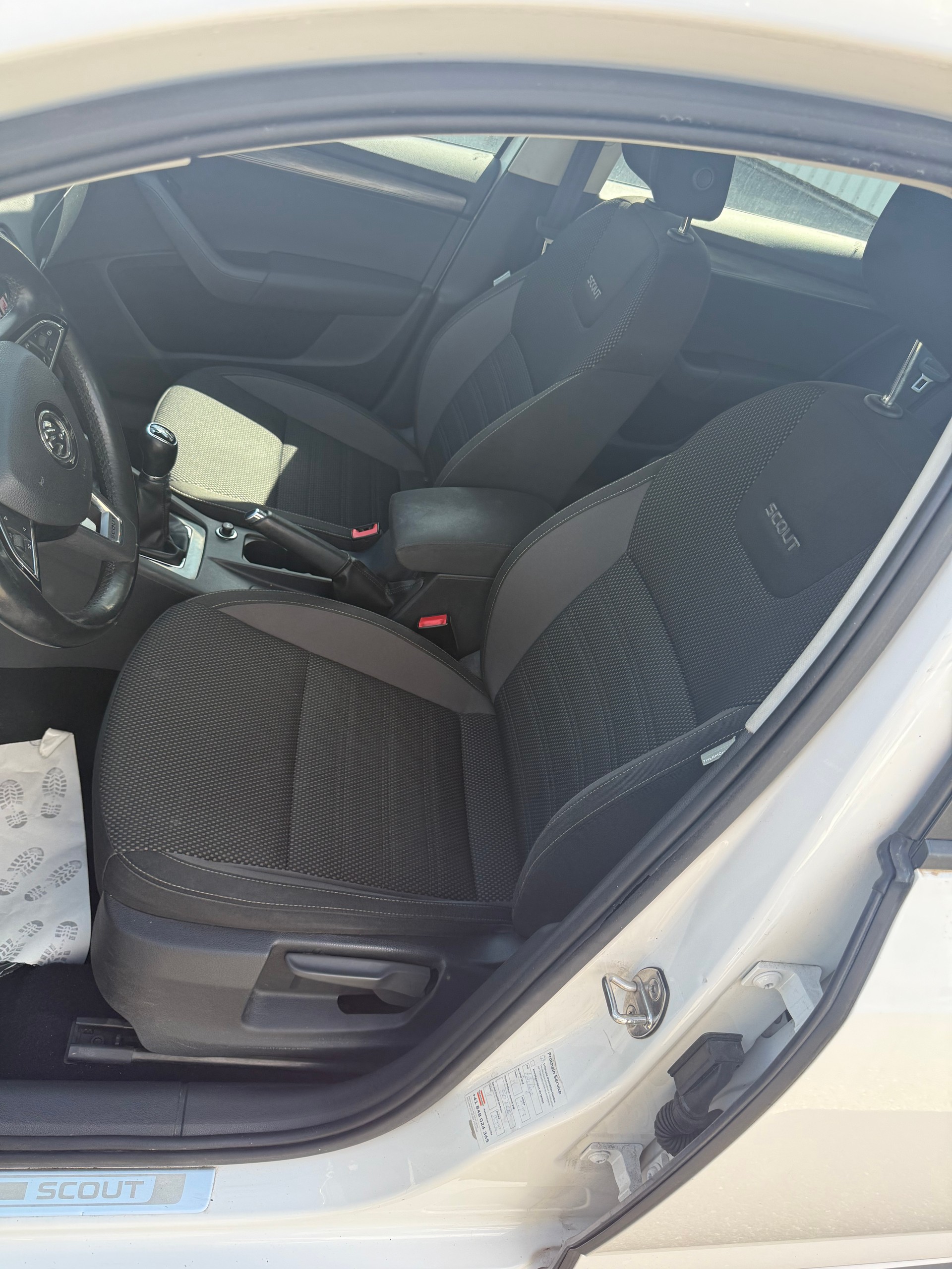 SKODA Octavia Combi 2.0 TDI Scout 4x4-image-9