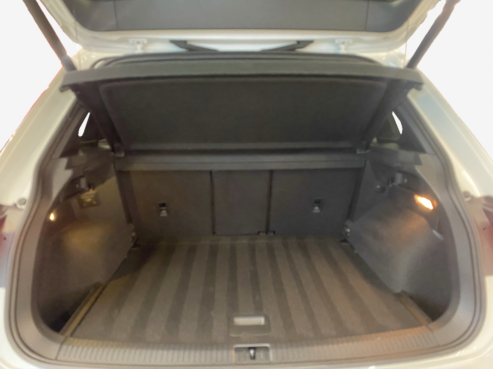 VW Tiguan 2.0TSI R 4Motion DSG-image-12