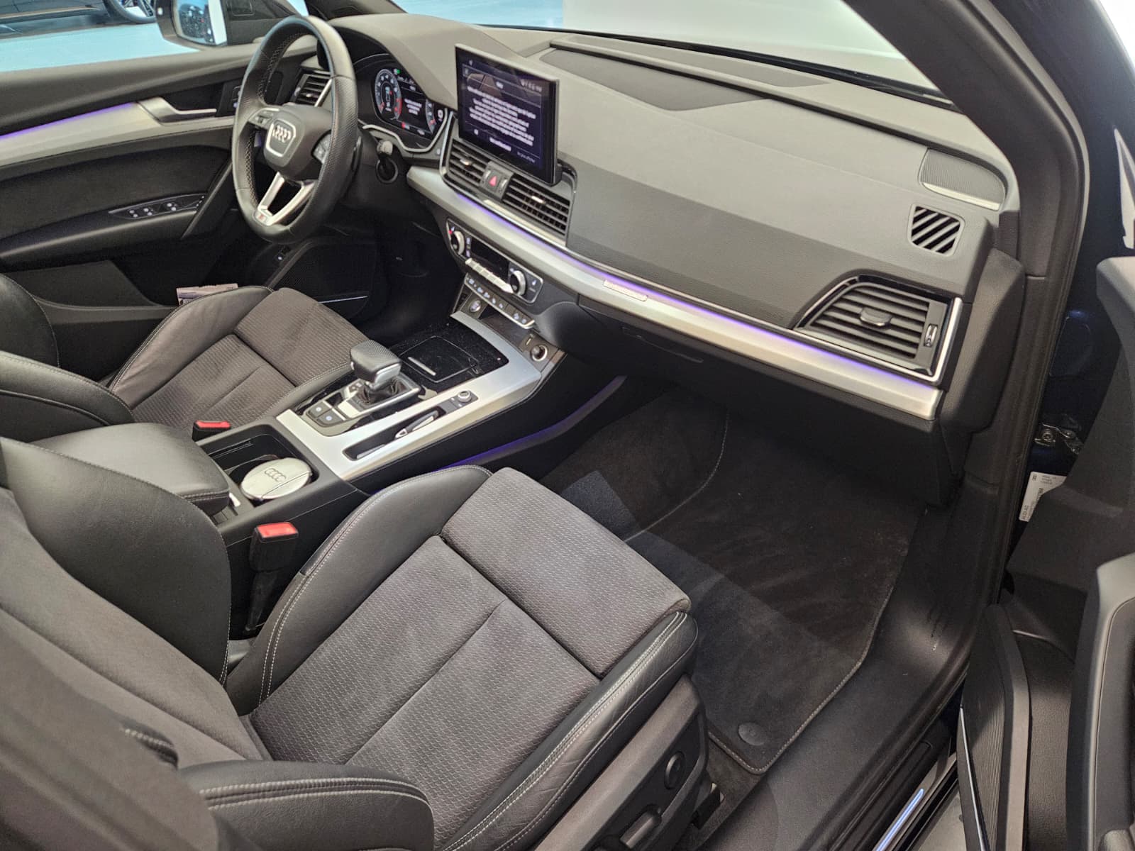 AUDI Q5 45 TFSI Black Edition quattro S-tronic-image-11