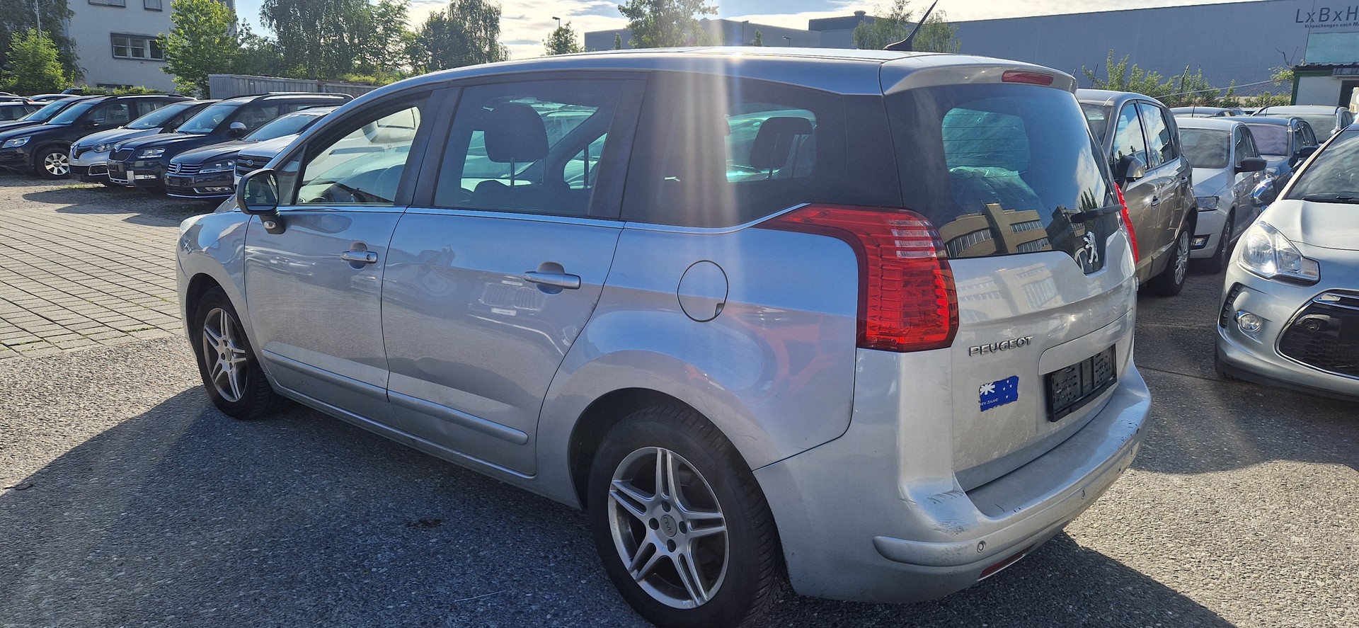PEUGEOT 5008 2.0 HDI Allure-image-4