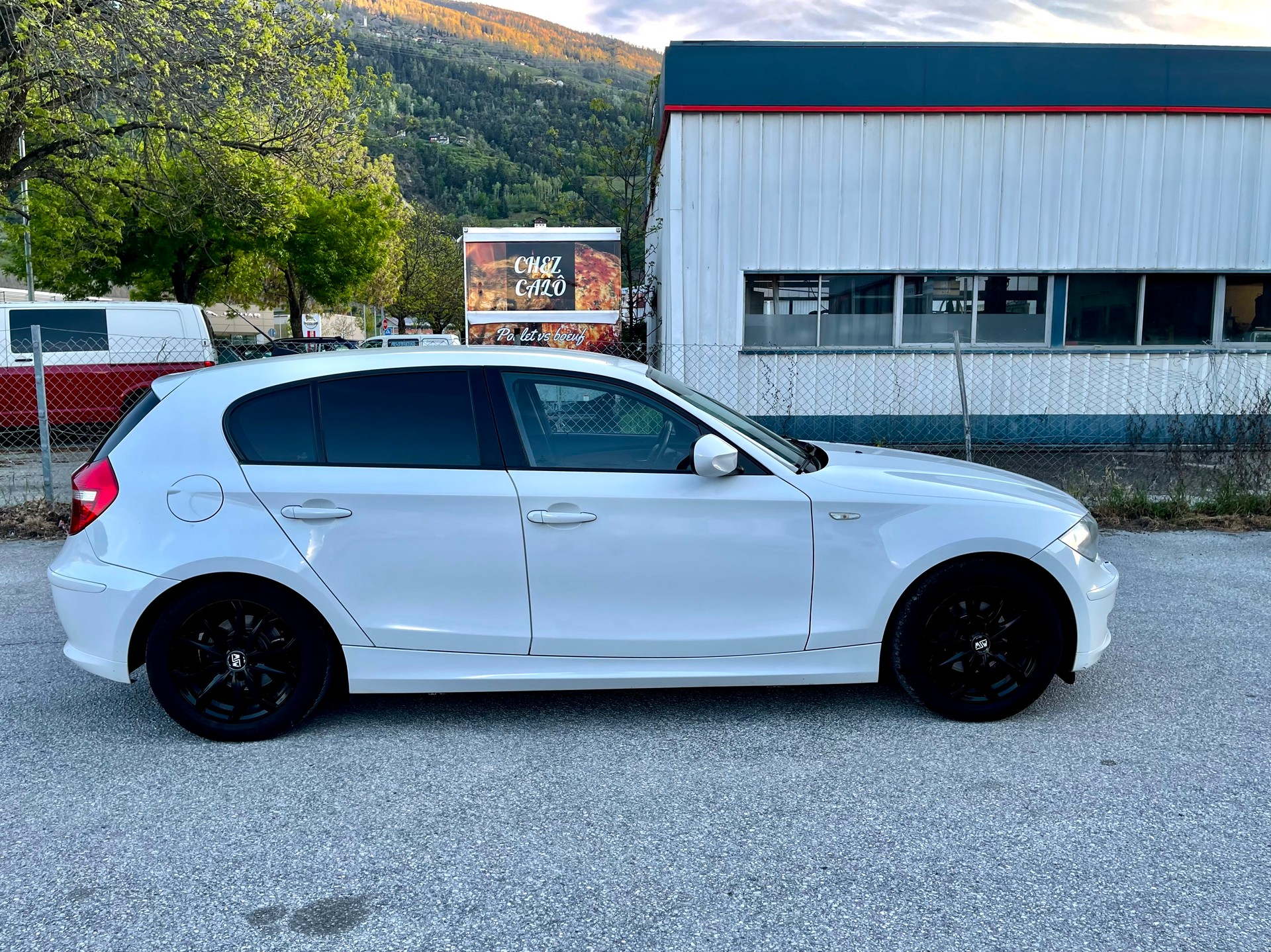 BMW 118d Dynamic Edition-image-16