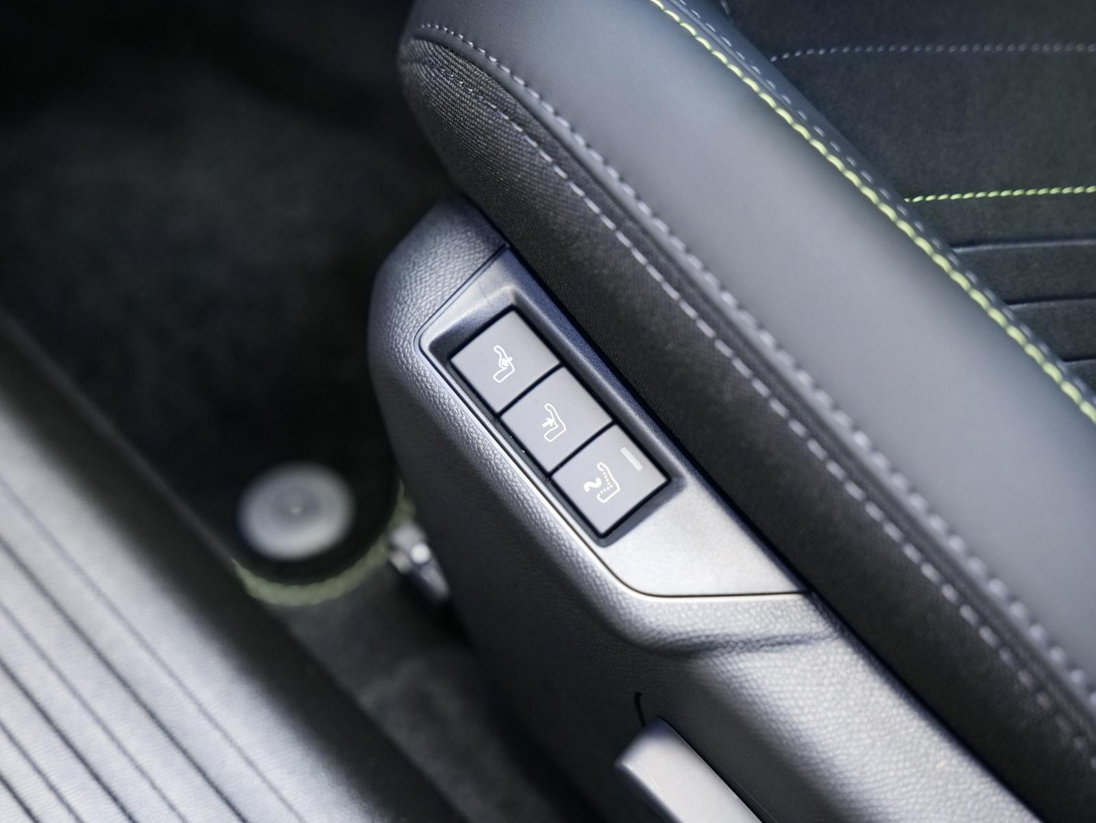 PEUGEOT 2008 1.2 Hybrid 145 GT-image-19