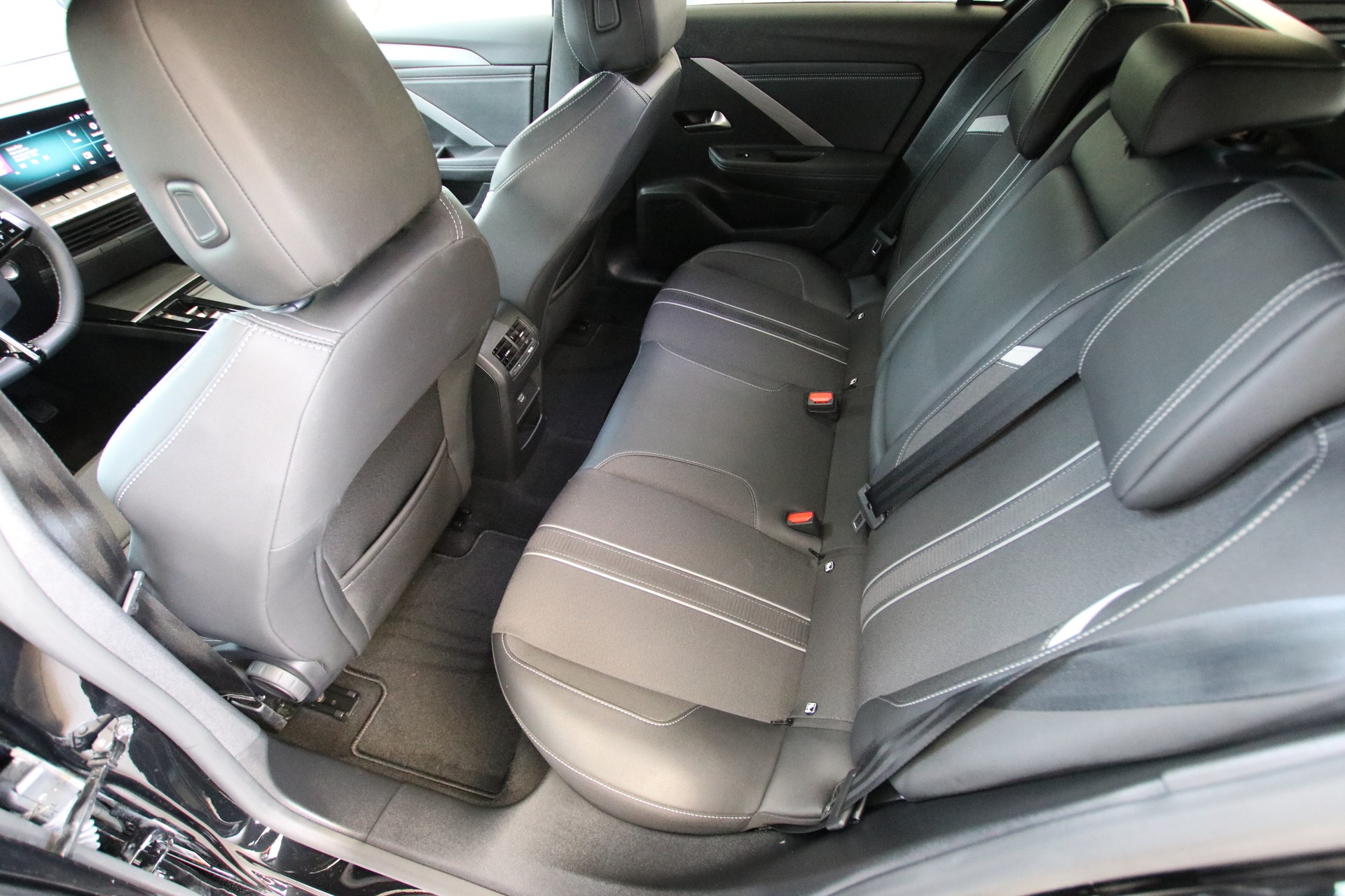 OPEL Astra Sports Tourer 1.2i Turbo GS A-image-13
