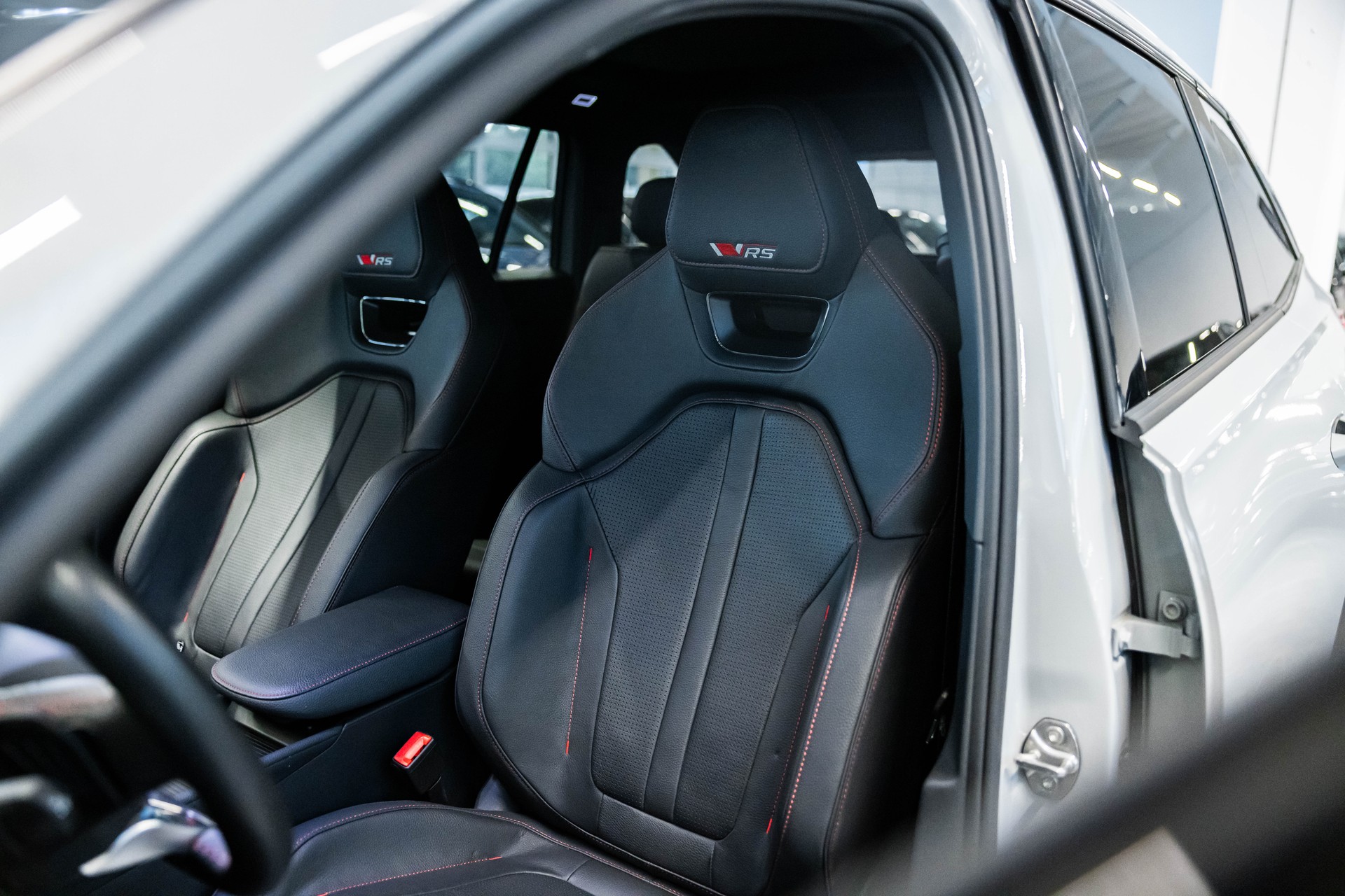 SKODA Kodiaq 2.0 TSI RS / 7Plätzer / Panorama / Canton-image-9