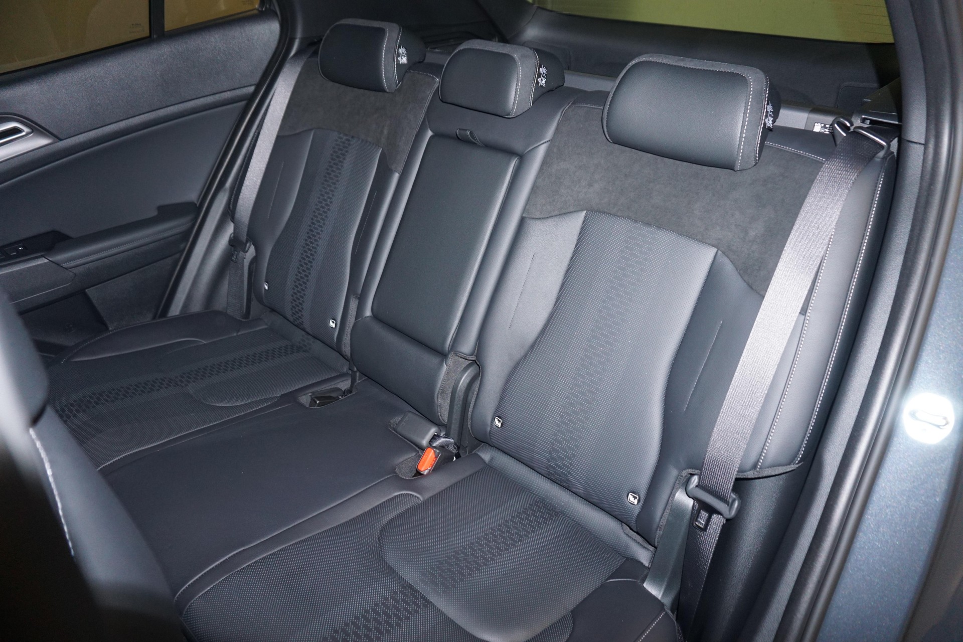 KIA Sportage 1.6 T-GDi Hybrid Black Edition-image-9