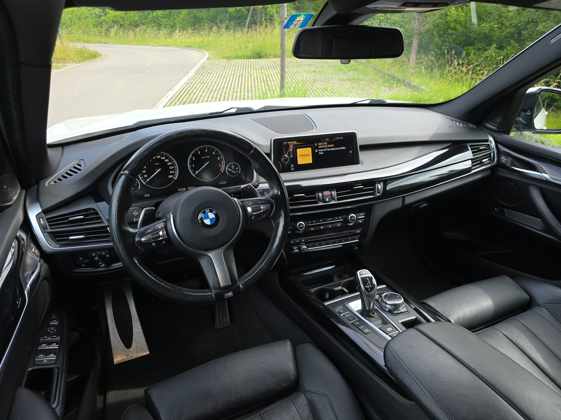 BMW 50i xDrive-image-2