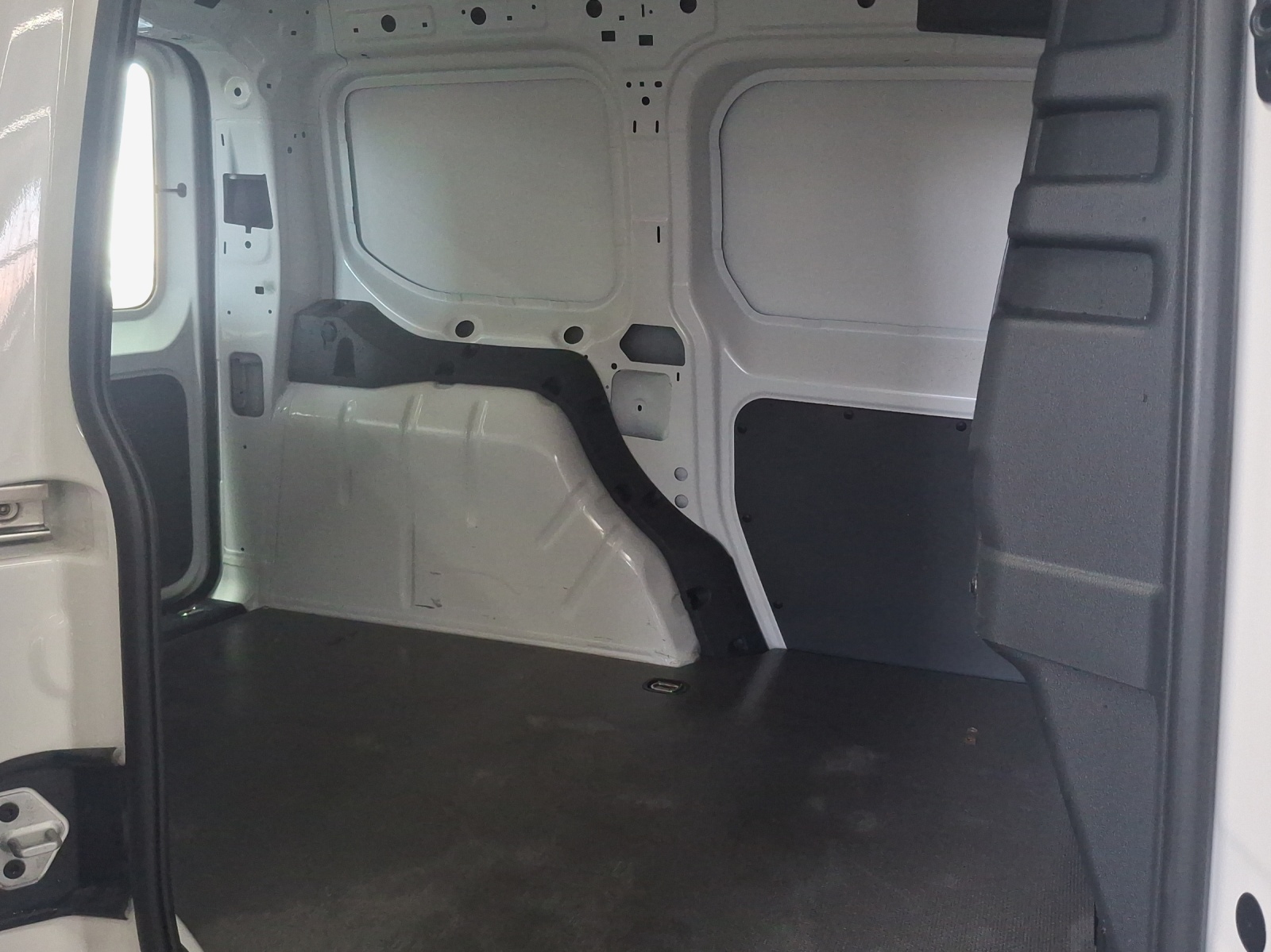 VW Caddy Cargo 2.0TDI 4Motion-image-11