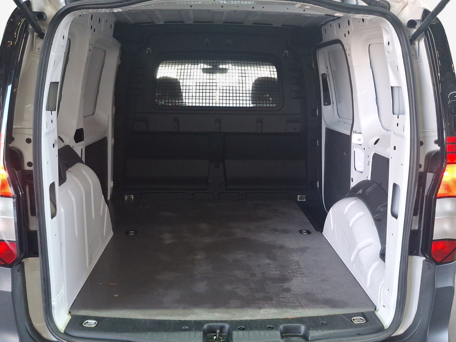 VW Caddy Cargo 2.0TDI 4Motion-image-12