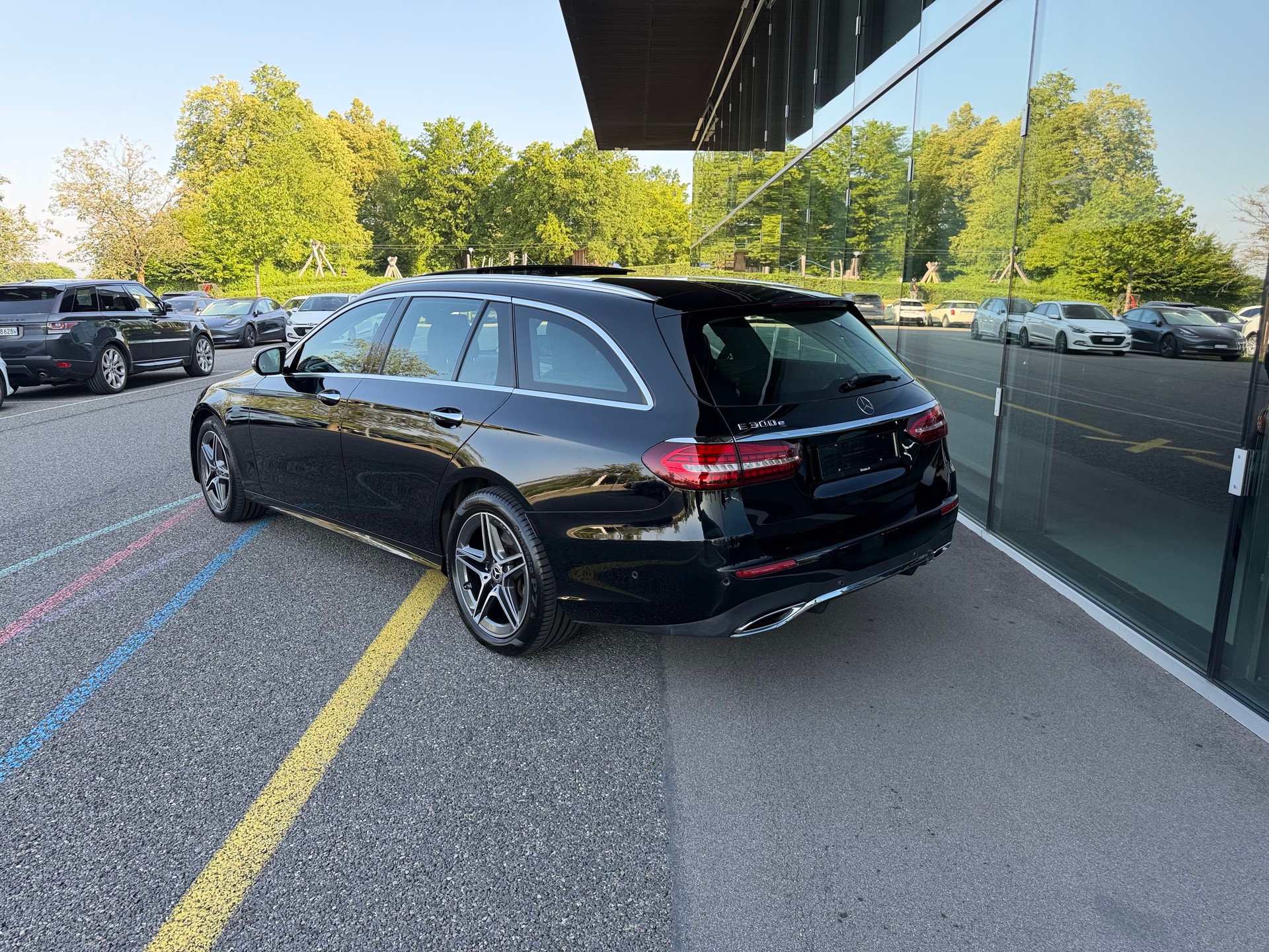 MERCEDES-BENZ E 300 e T 9G-Tronic AMG-LINE -- PANORAMA -- BURMESTER -- CH-Fahrzeug-image-3