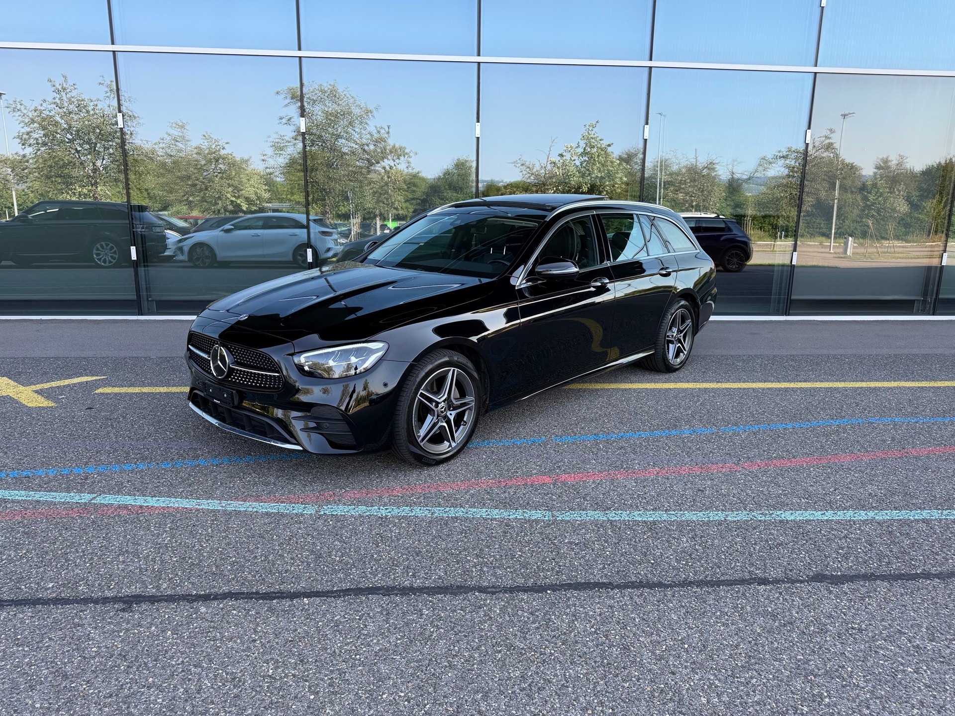 MERCEDES-BENZ E 300 e T 9G-Tronic AMG-LINE -- PANORAMA -- BURMESTER -- CH-Fahrzeug-image-0