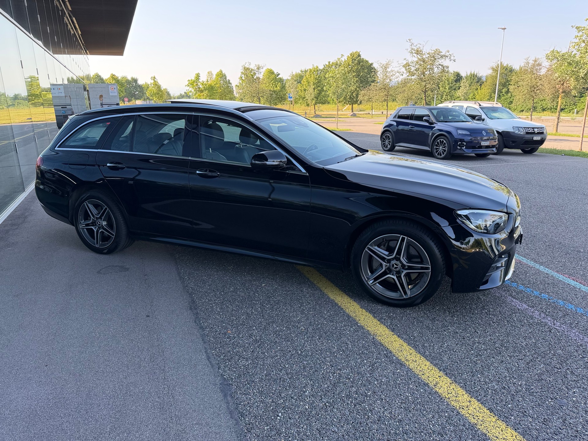 MERCEDES-BENZ E 300 e T 9G-Tronic AMG-LINE -- PANORAMA -- BURMESTER -- CH-Fahrzeug-image-6