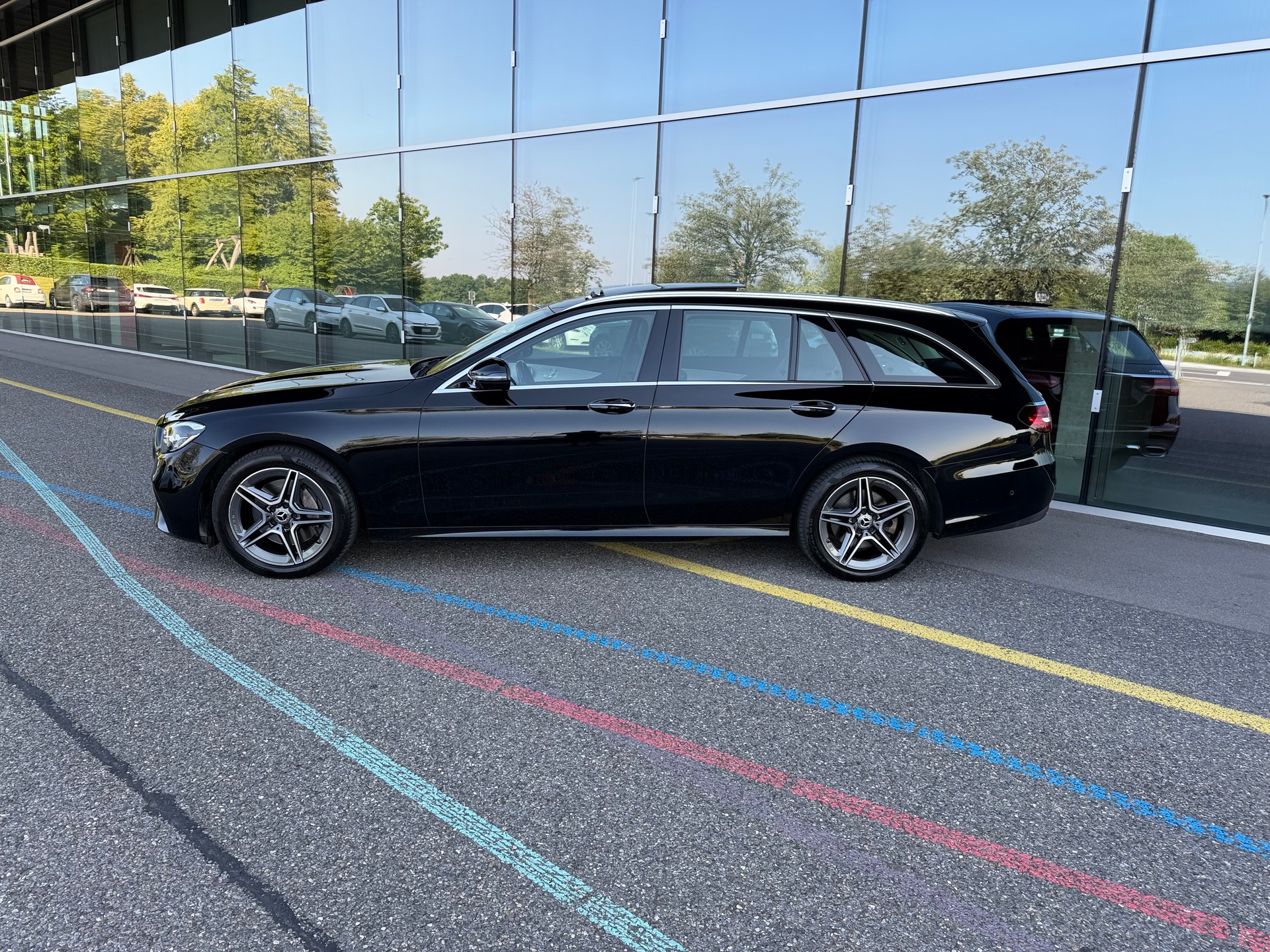 MERCEDES-BENZ E 300 e T 9G-Tronic AMG-LINE -- PANORAMA -- BURMESTER -- CH-Fahrzeug-image-1